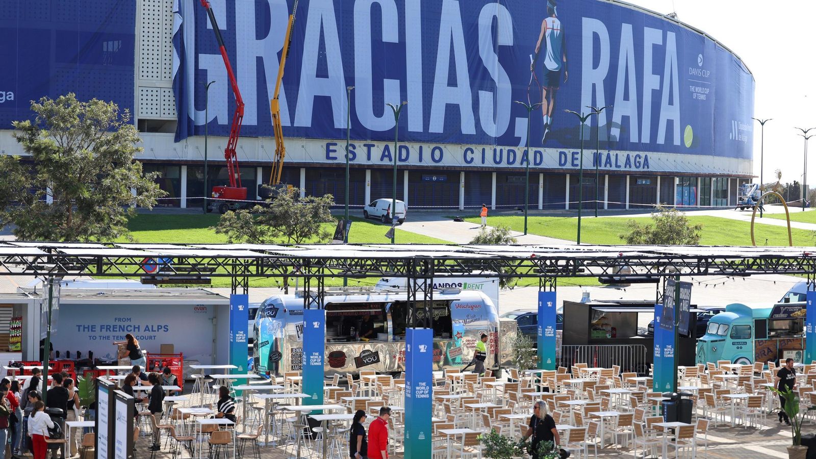 La pancarta de homenaje a Rafa Nadal en el Ciudad de Málaga, en imágenes