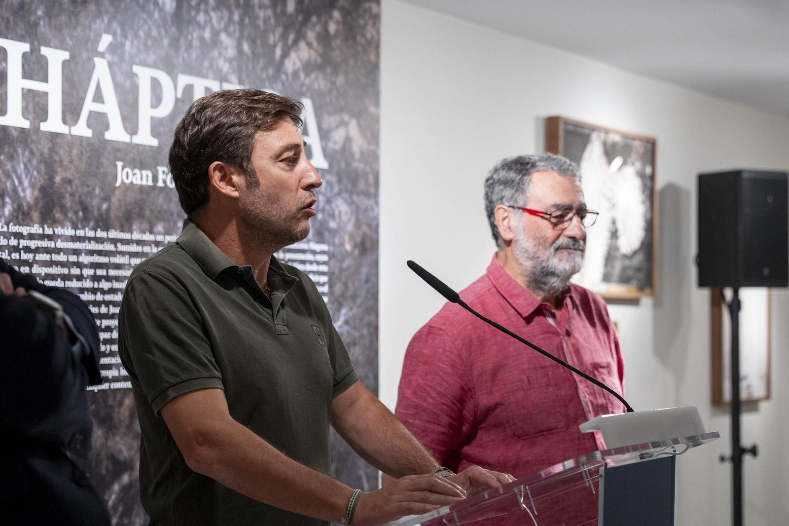 El comisario Sema D'Acosta y el artista Joan Fontcuberta presentan la exposición Háptica de la Fundación Unicaja