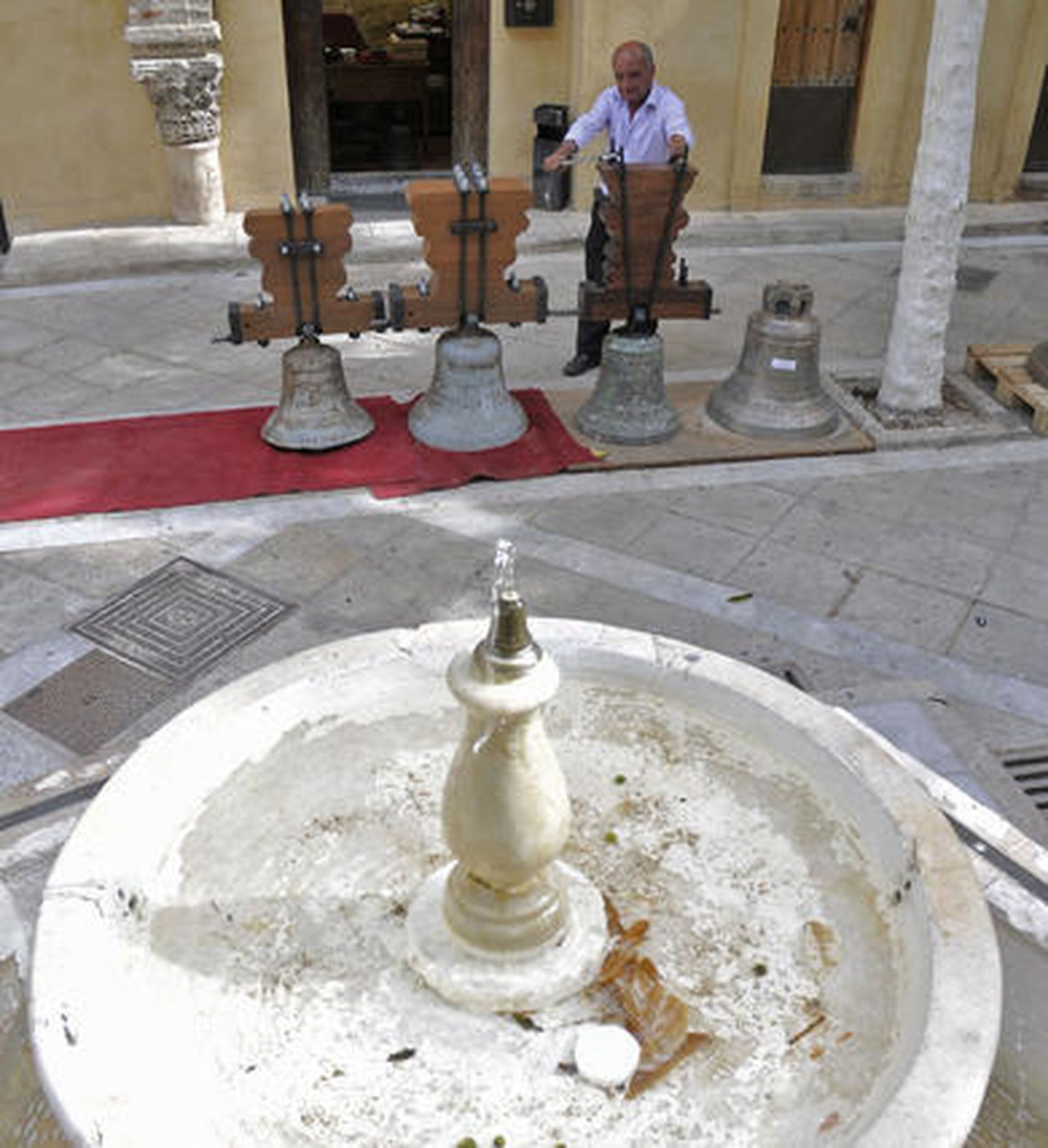 Las cuatro campanas de la espadaña de la basílica vuelven a lucir en todo su esplendor.

Foto: Juan Carlos Vázquez
