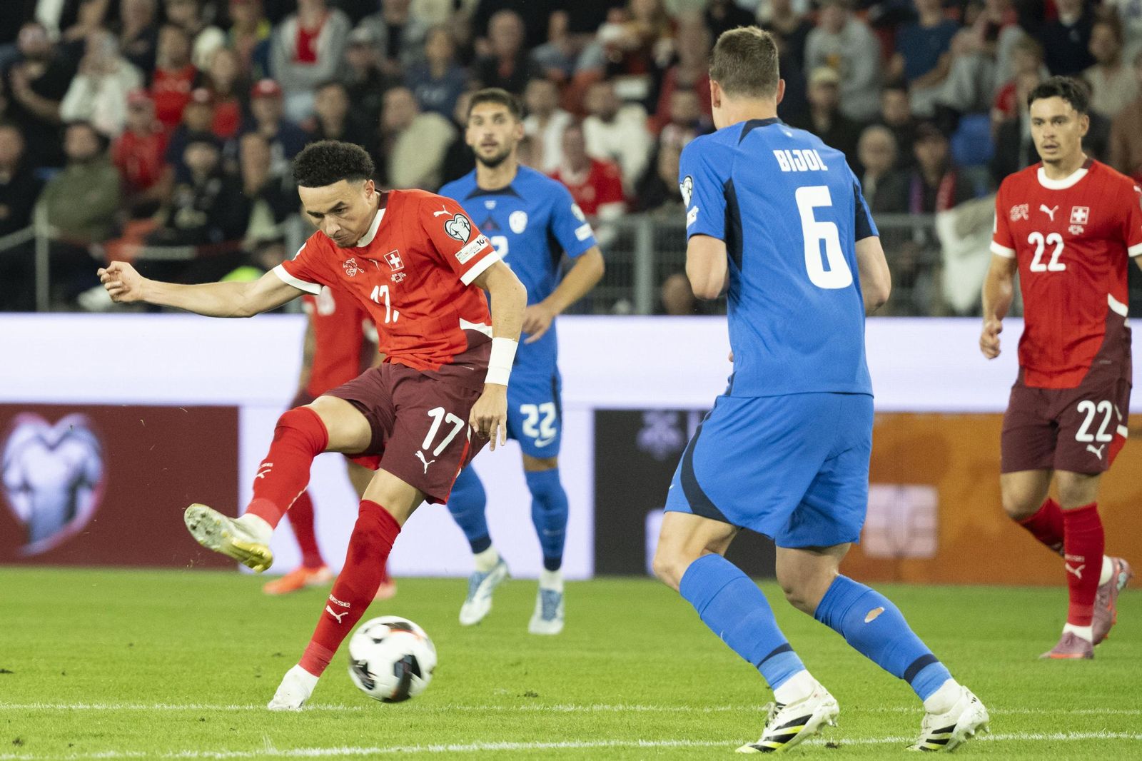 Rubén Vargas golpea el balón en el Suiza-Eslovenia.