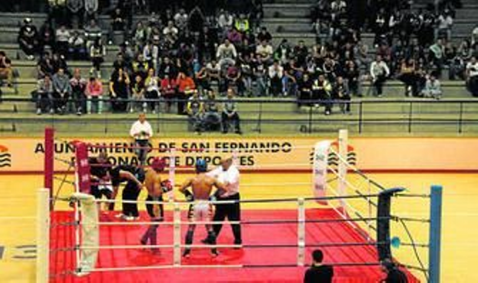 Imagen de la primera velada celebrada en Bahía Sur con Antonio Álvarez como juez árbitro en el centro.