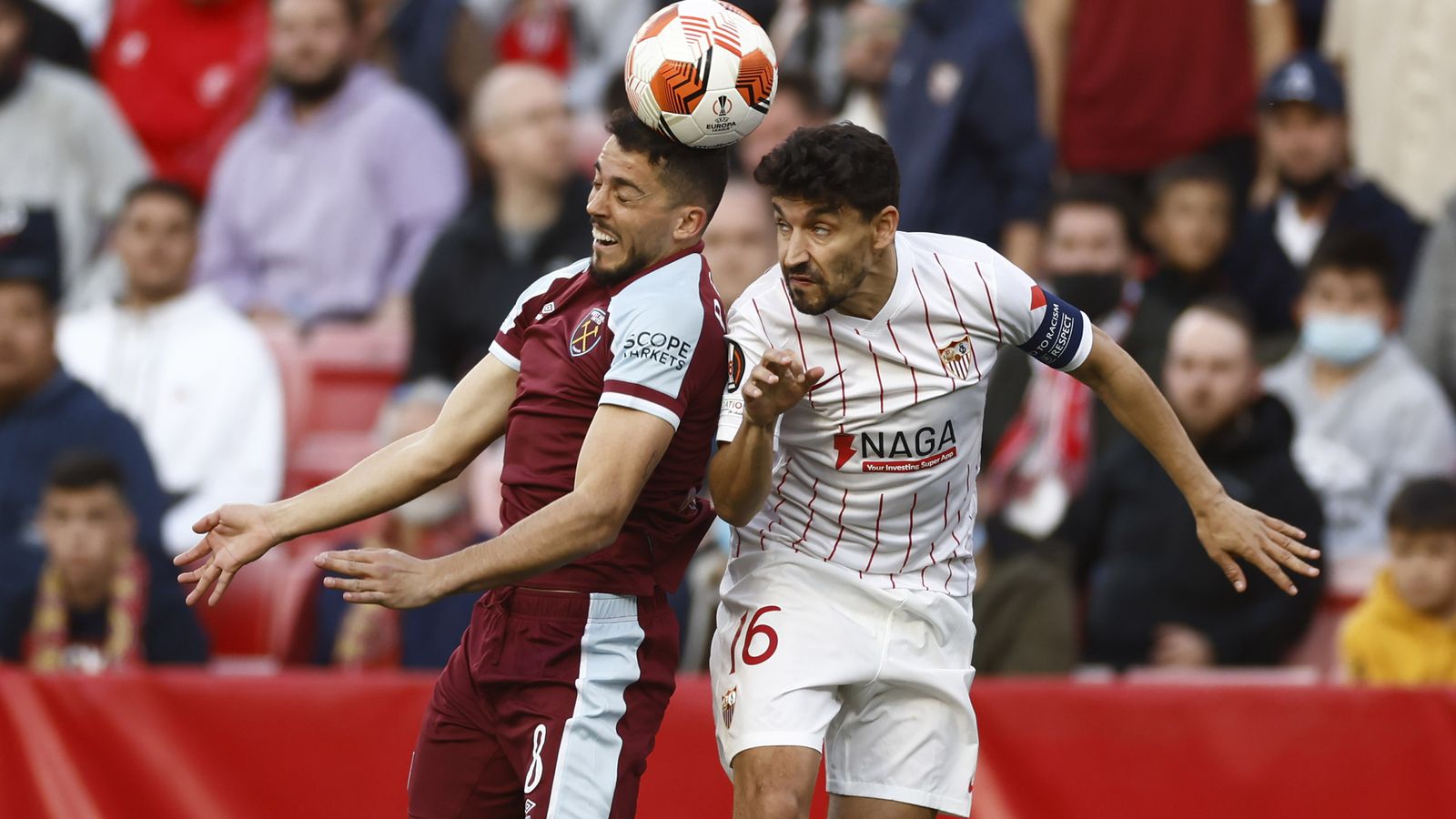Jesús Navas pelea un balón por arriba con Pablo Fornals.