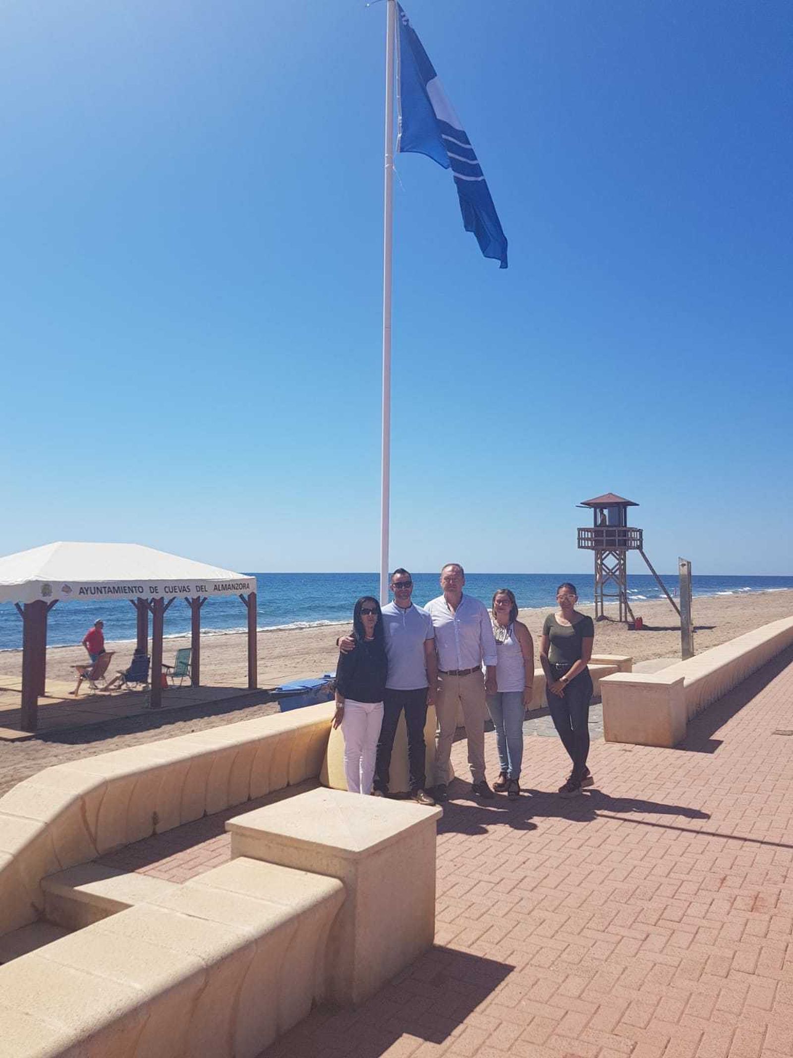 La bandera ya ondea en el Pozo.