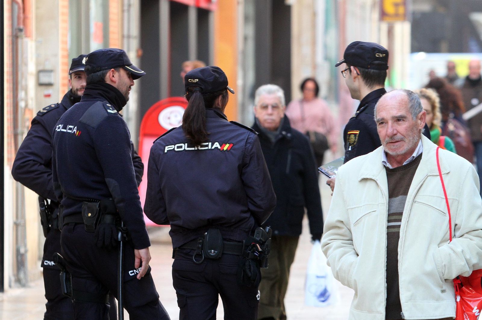 Agentes de la Policía Nacional patrullan en una céntrica calle de Huelva.