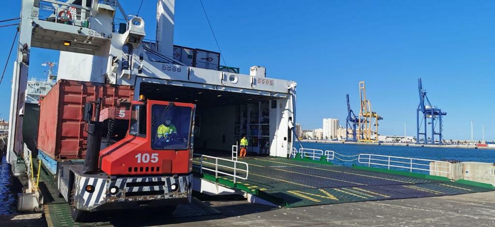 Los estibadores, a pleno rendimiento, cargan un barco de Canarias para que no falle el abastecimiento de las Islas Canarias.