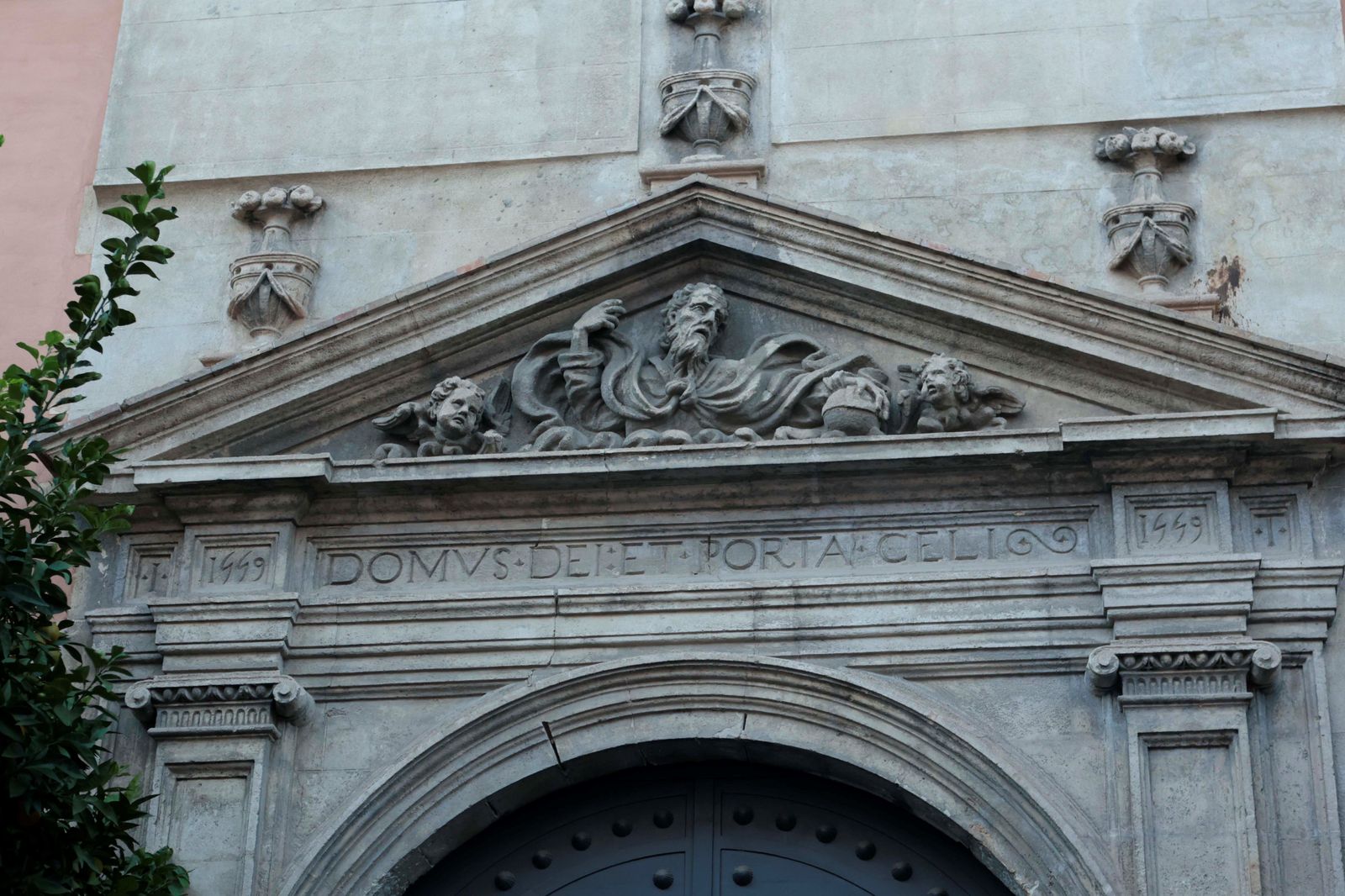 La bella portada de piedra de la puerta de la calle Cardenal Cisneros de la Parroquia de San Vicente.