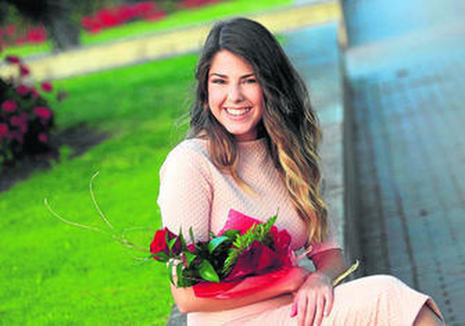 María Rojas, la reina juvenil de la Feria de San Roque, tras su elección, en la Alameda.