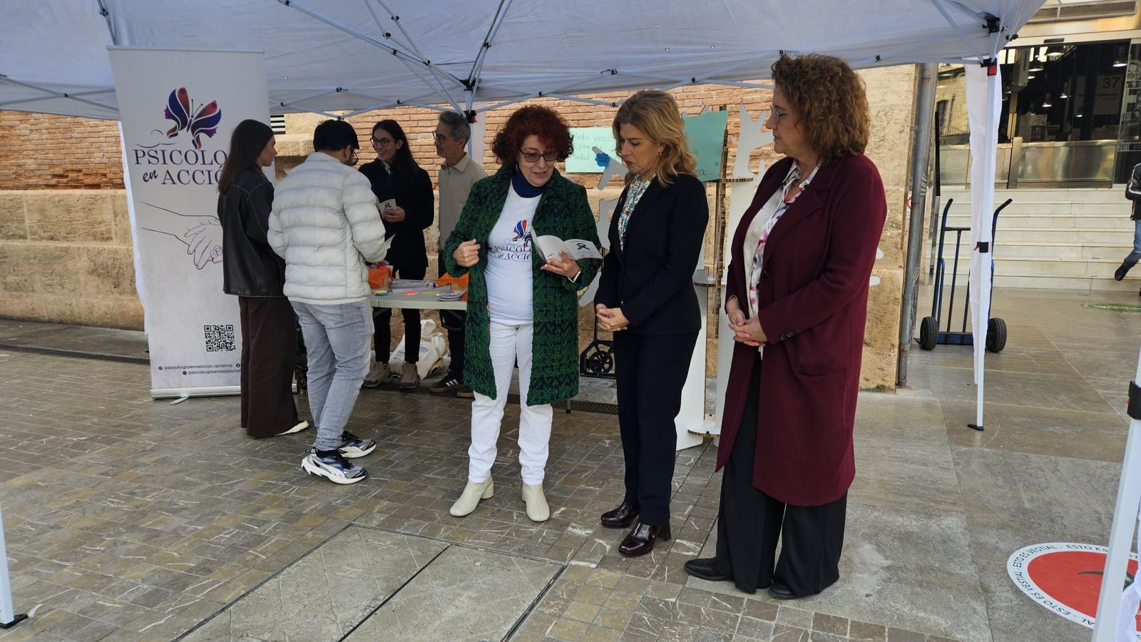 Punto Verde instalado en la puerta del Mercado Central de Almería por la Asociación Piscología en Acción dentro de la campaña municipal por el Día de la Depresión