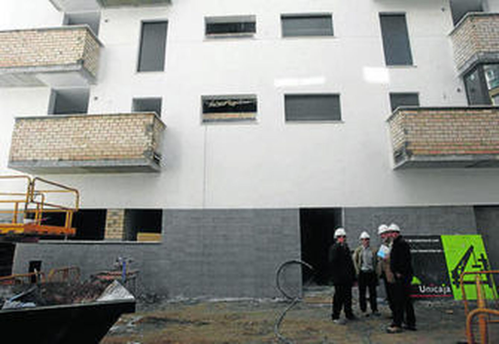 Concluida la cimentación y la estructura, ahora se trabaja en los cerramientos de las fachadas.