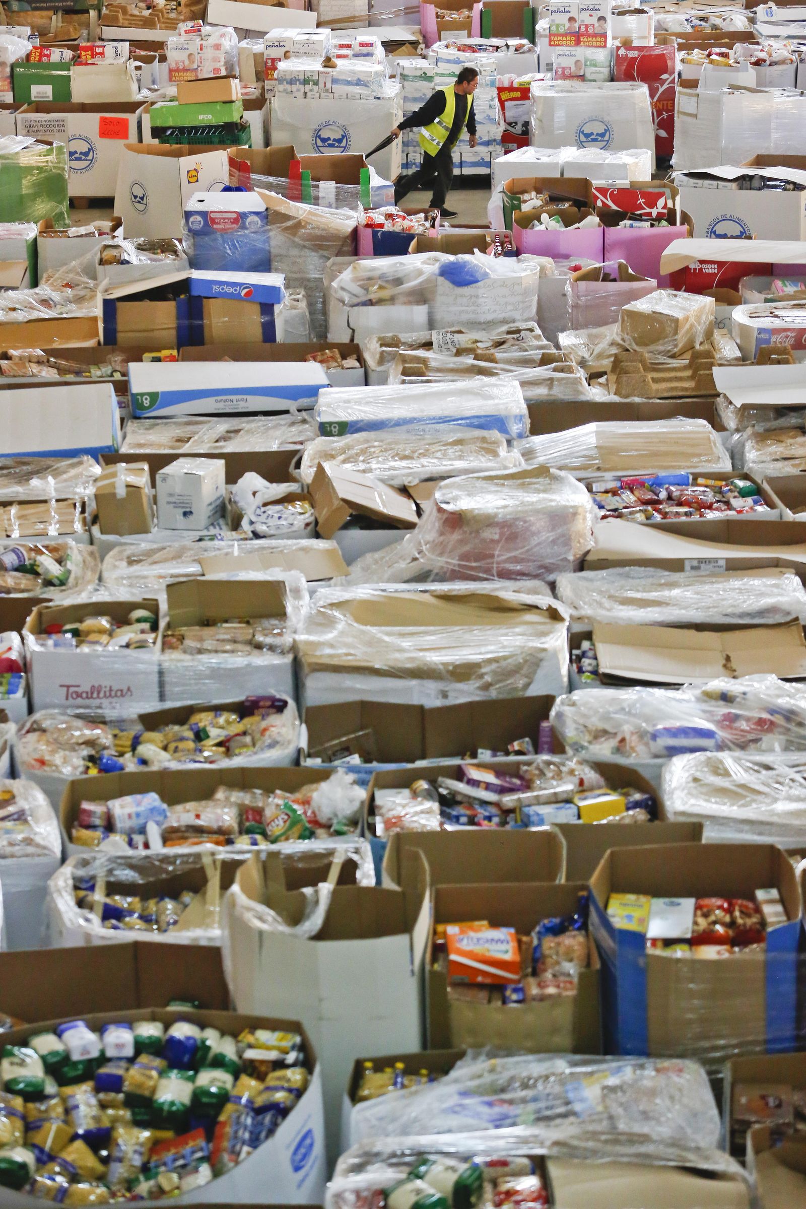 El almacén de Bancosol repleto de productos.