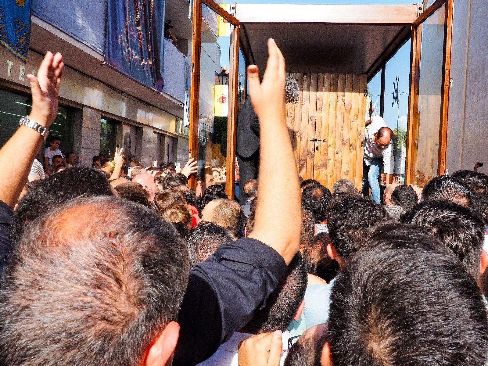 Imágenes de la multitudinaria despedida de la Virgen de la Bella en Lepe antes de la Magna, emulando la de 1954