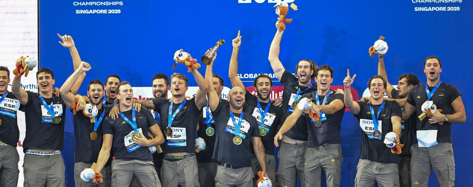 Los jugadores españoles celebran la medalla de oro en el podio.
