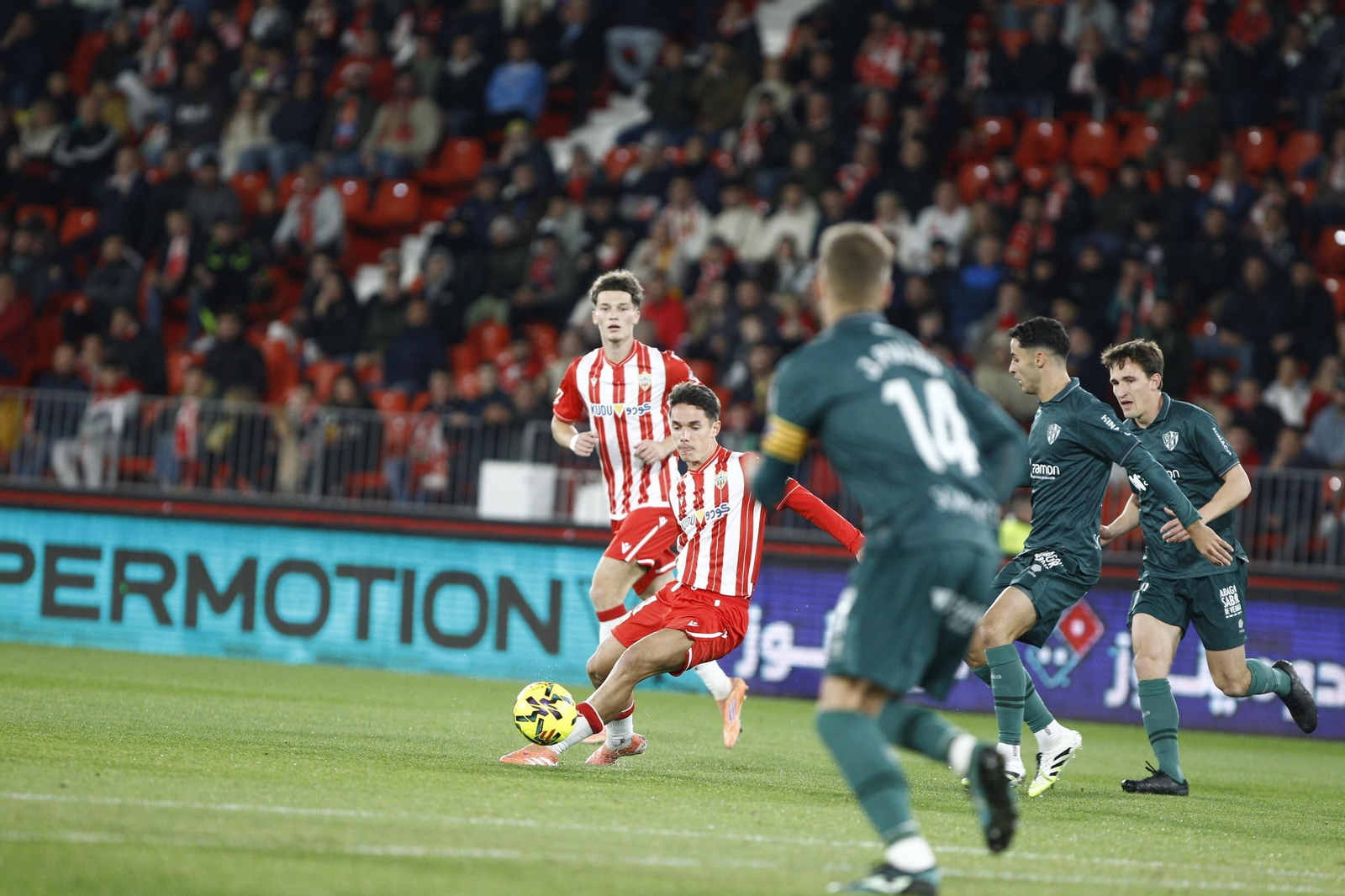 Sergio Arribas avanza con el balón durante un encuentro disputado en casa esta temporada por los rojiblancos.
