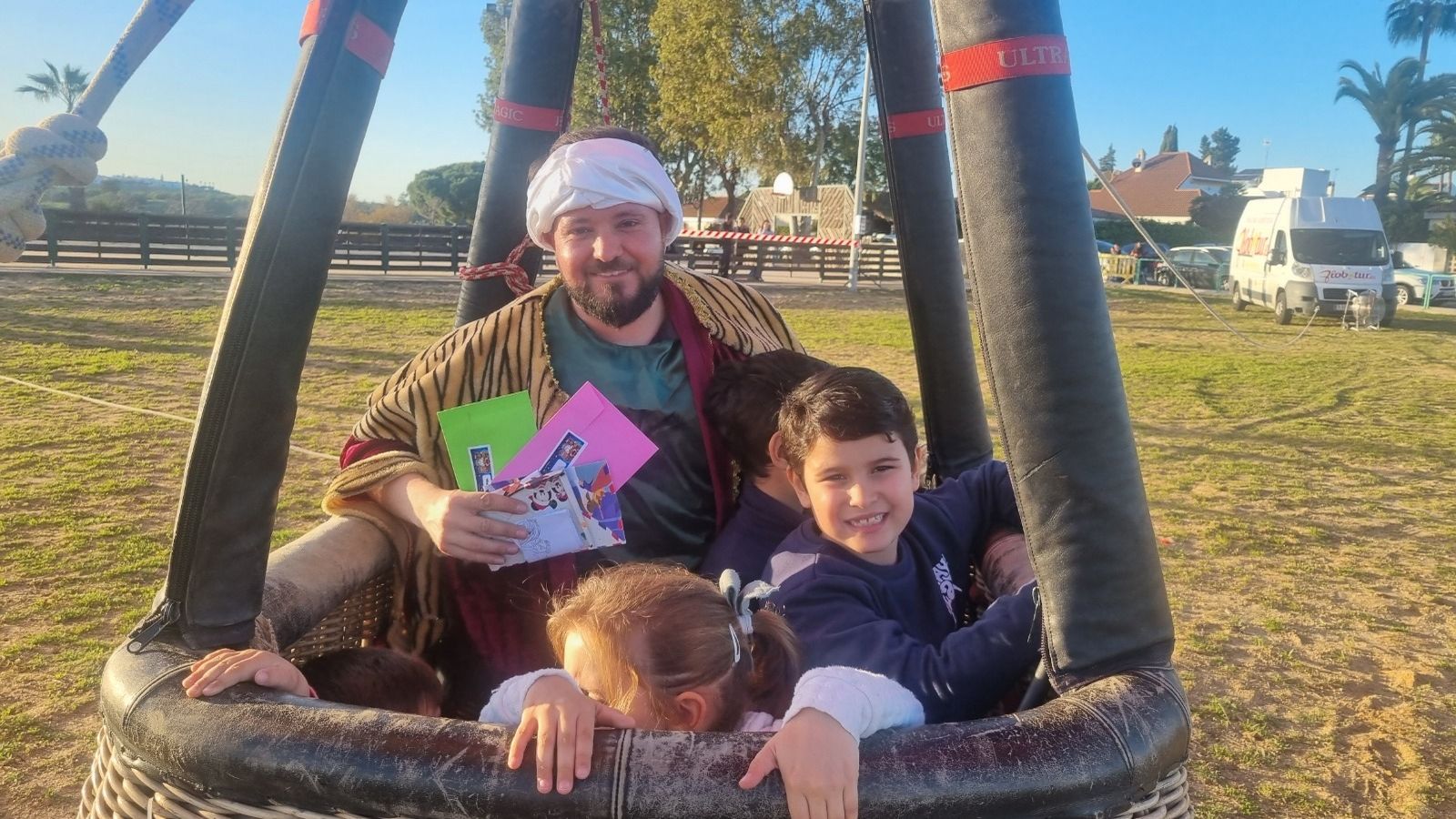 El Cartero Real con los niños en el globo aerostático