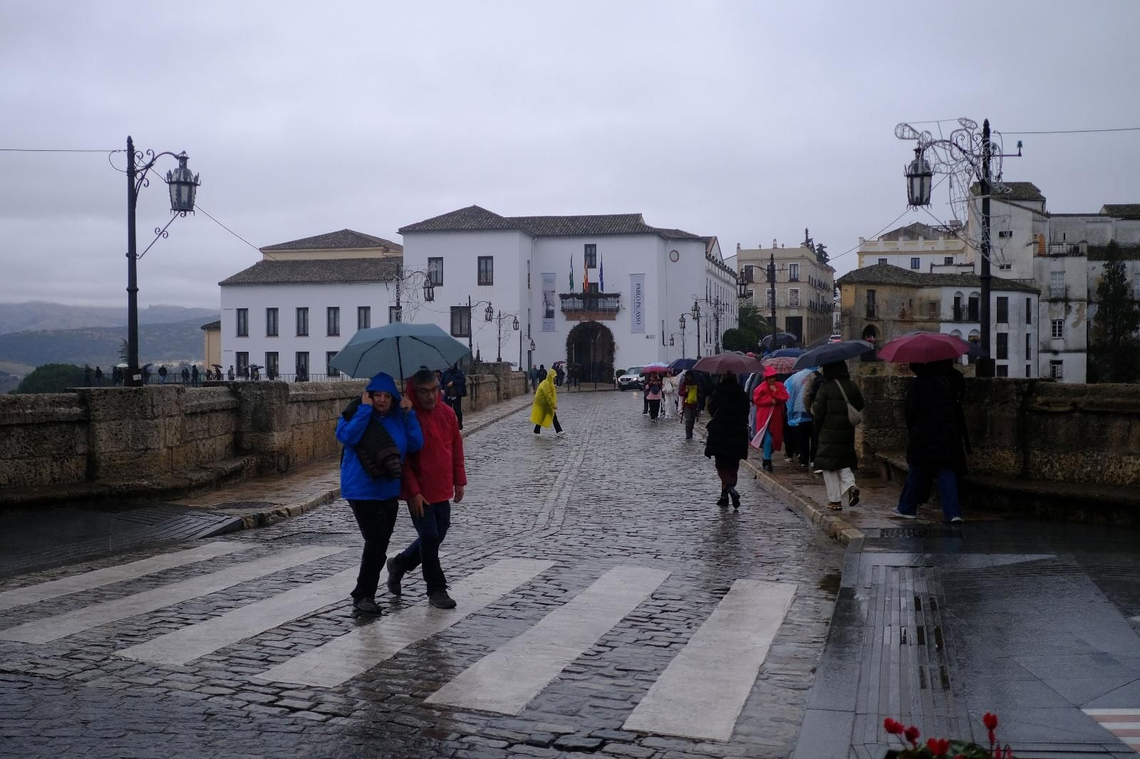 Los paraguas y chubasqueros fueron los protagonistas de este domingo en Ronda.