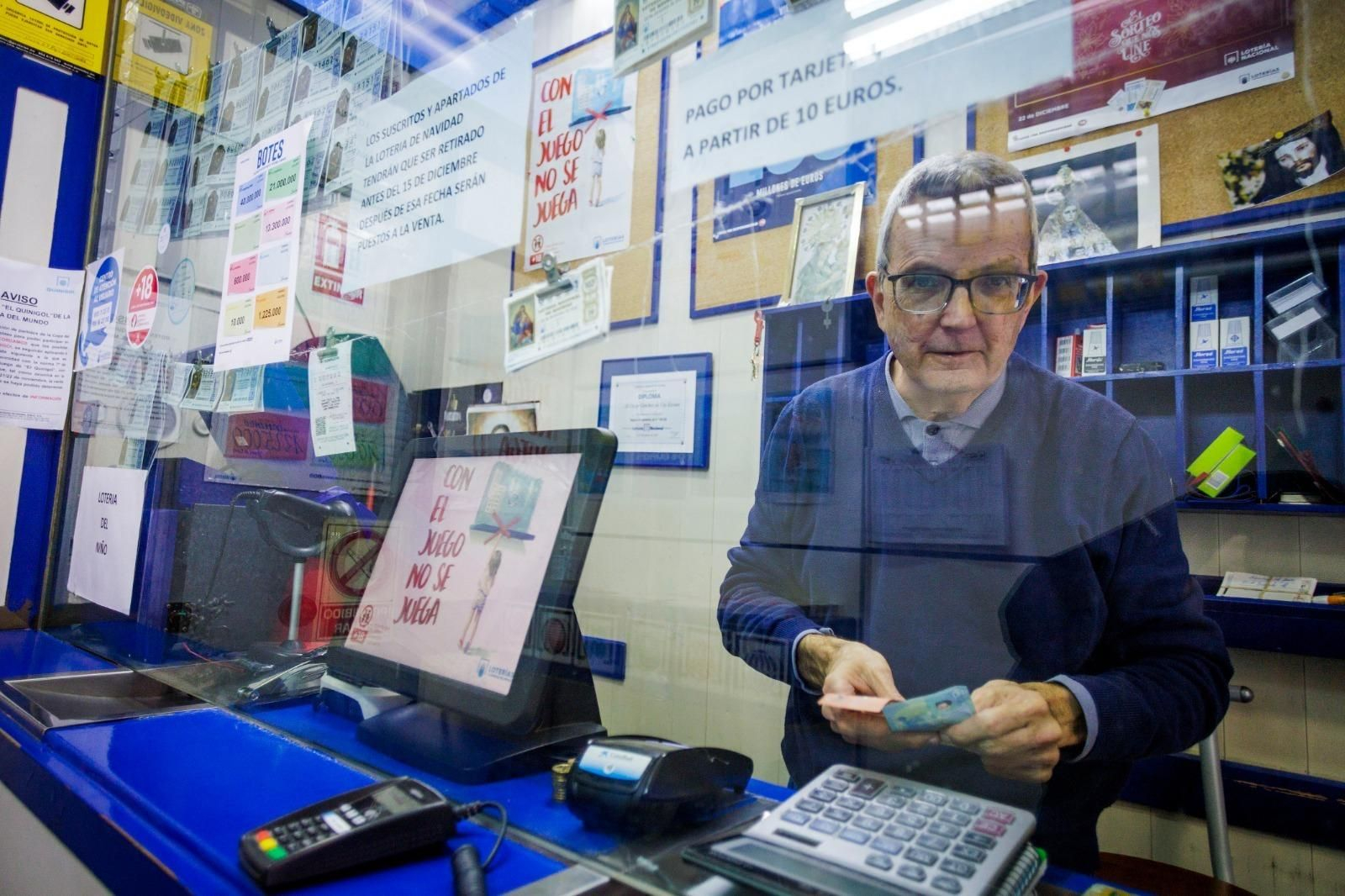 El lotero Óscar Sánchez de Cos, en su Administración de la calle Nueva.