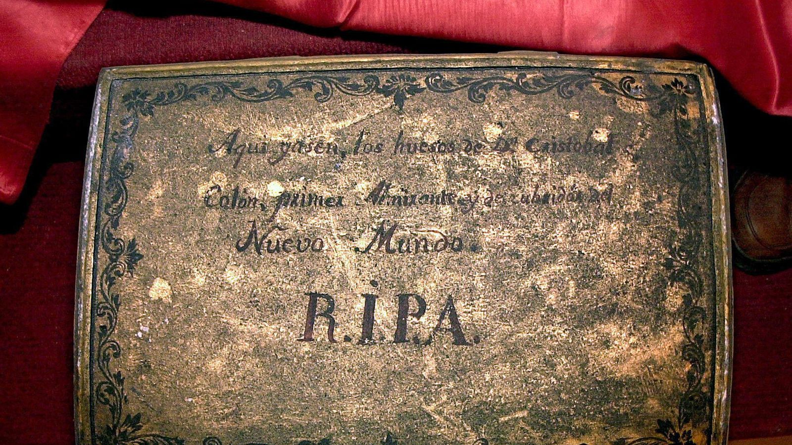 Urna exhumada en 2003 en la Catedral de Sevilla, de donde se extrajo el polvo analizado en la UGR.