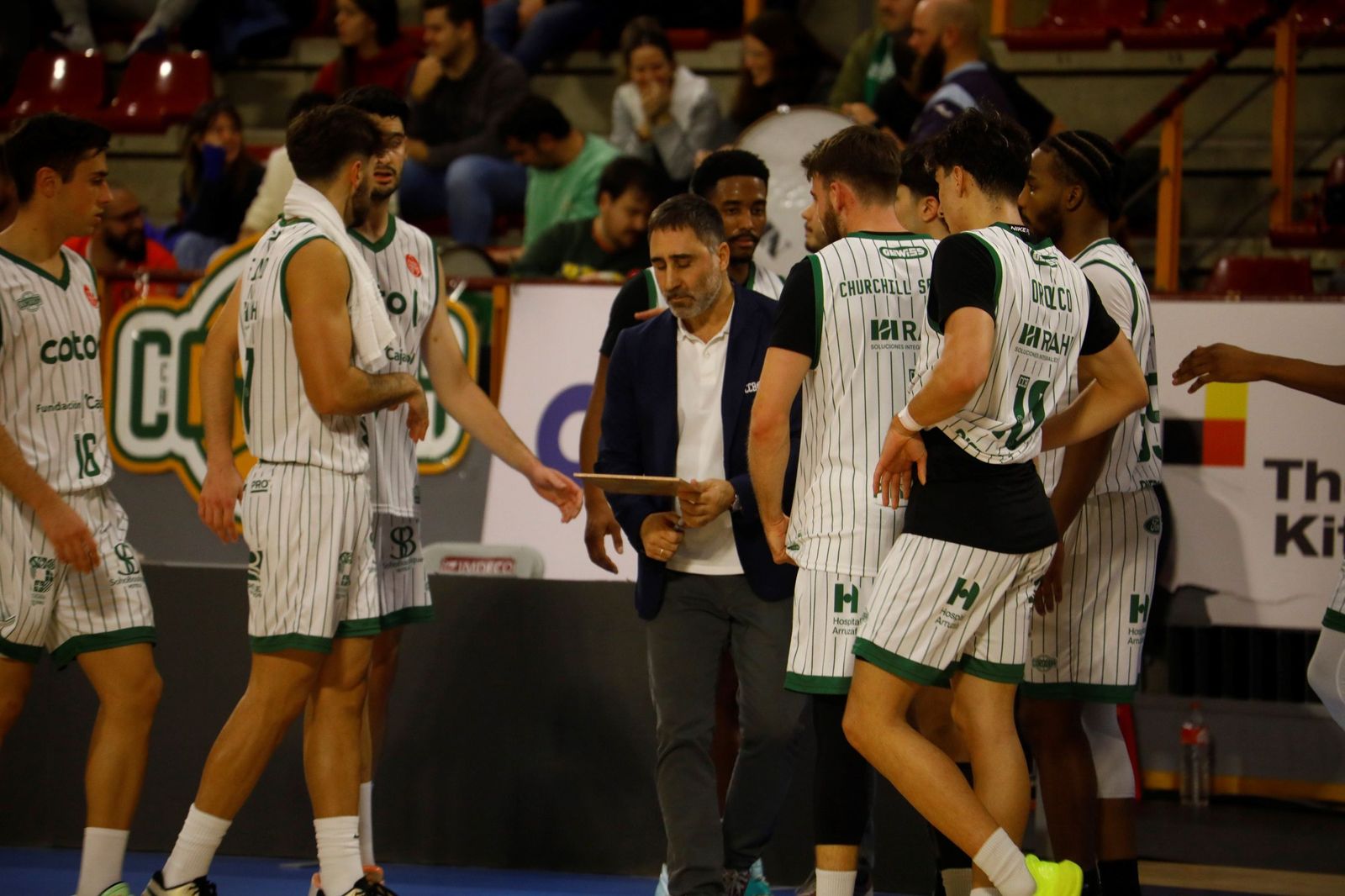 Gonzalo Rodríguez da órdenes a sus jugadores durante un tiempo muerto.