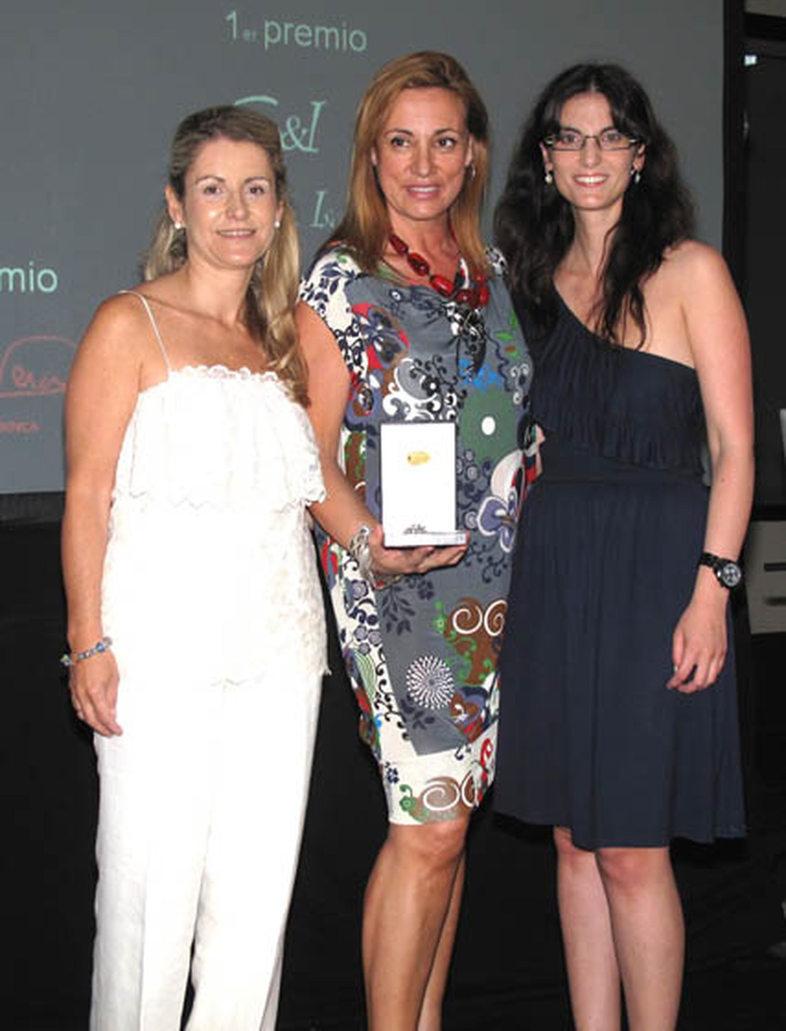 Rocío Mesa, la diseñadora Ángeles Verano, tercera clasificada, y María Maldonado.

Foto: Victoria Ramírez