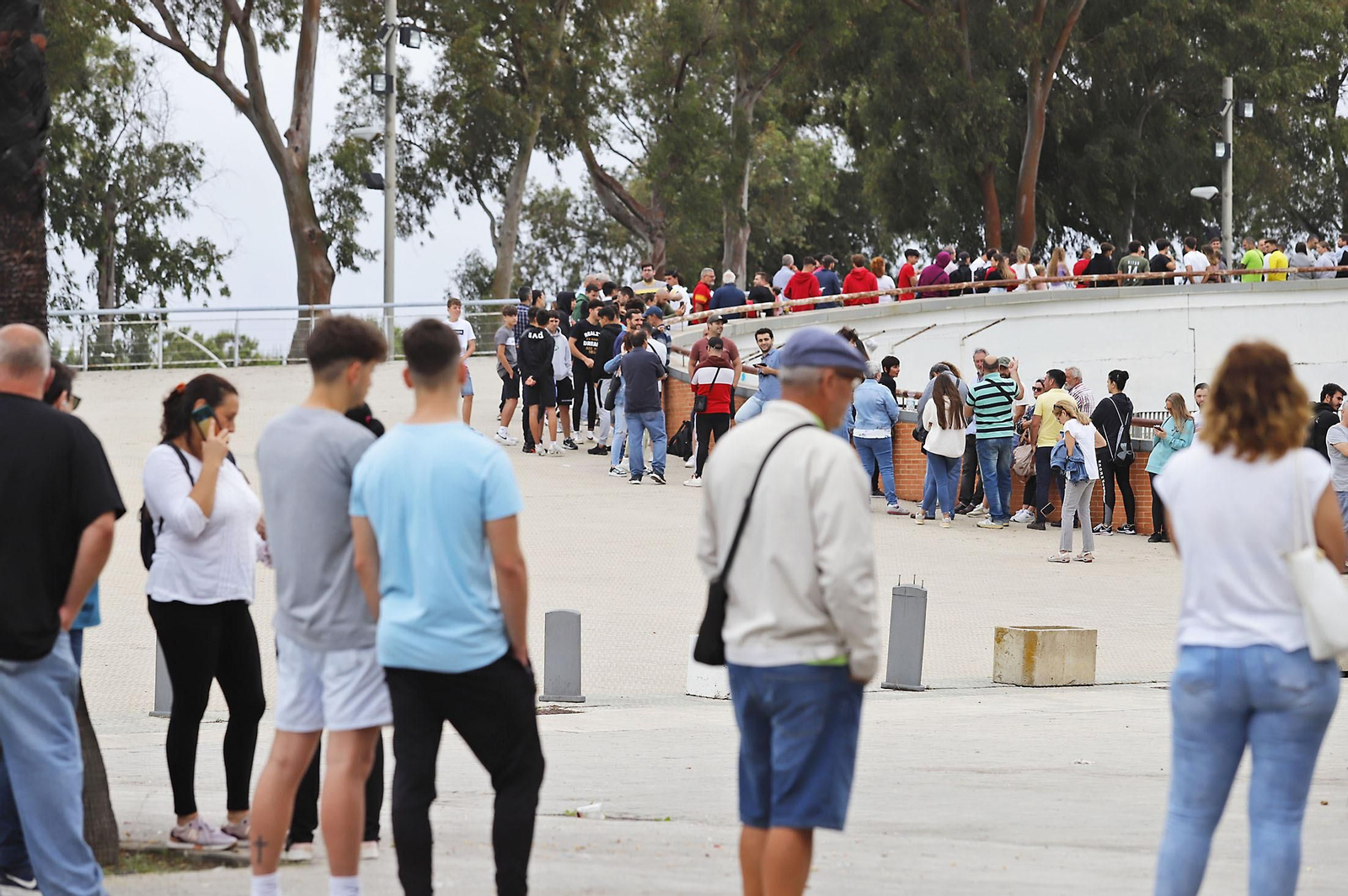 Largas colas para comprar las últimas entradas de la final del Recreativo de Huelva