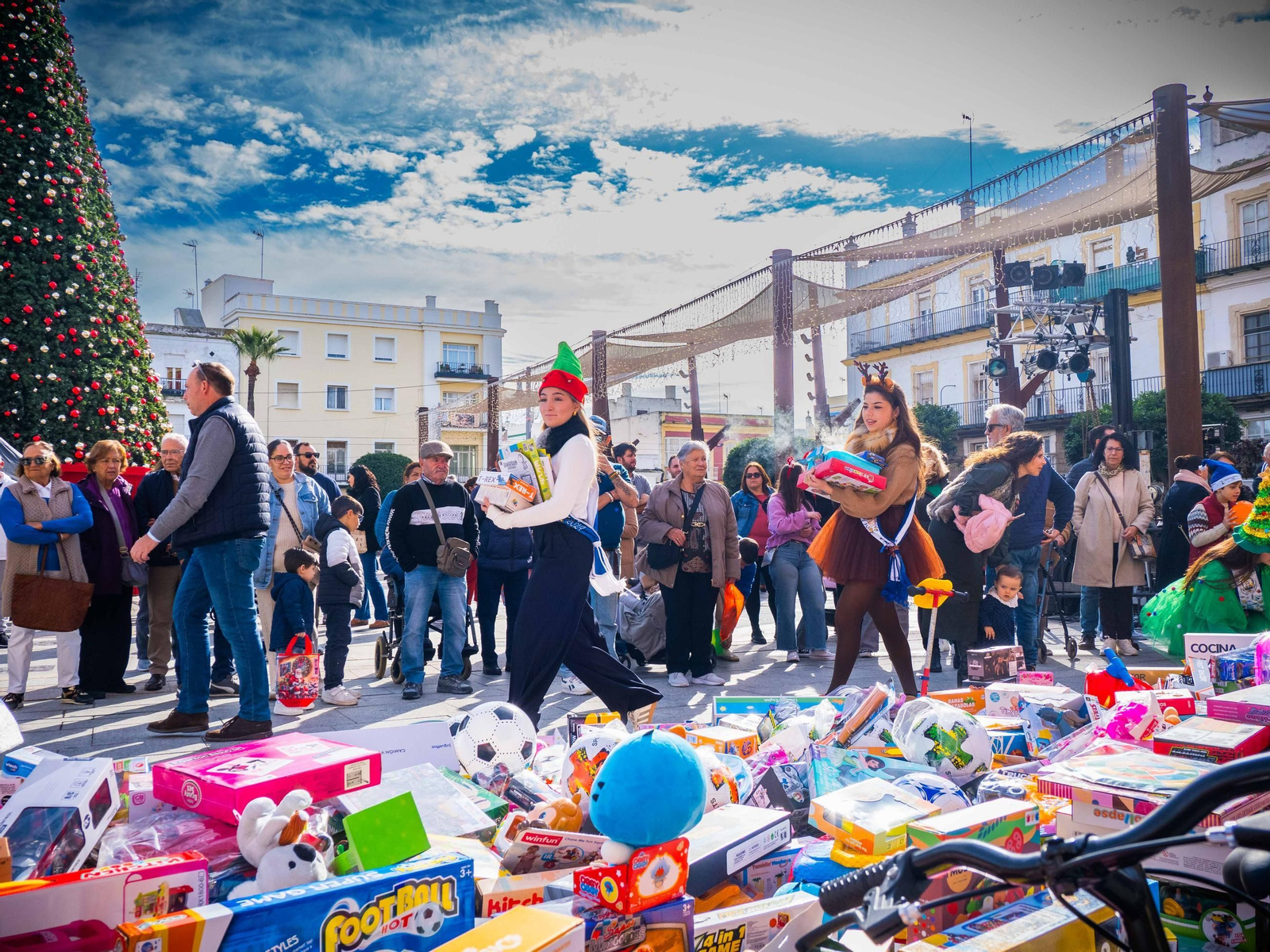 La Caravana Solidaria recoge cientos de regalos para echar una mano a los Reyes Magos en San Fernando