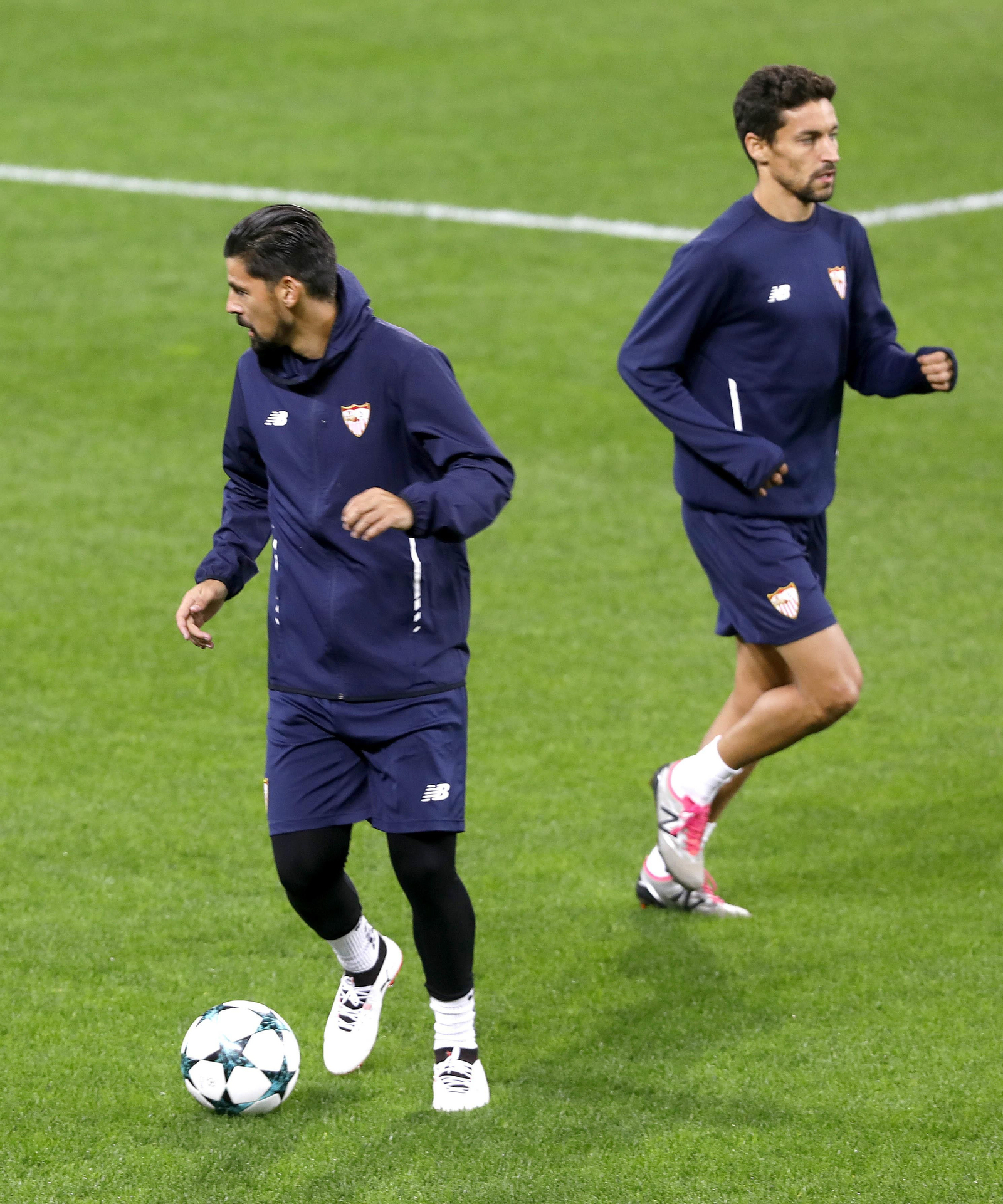 Jesús Navas y Nolito se ejercitan en el césped del estadio moscovita