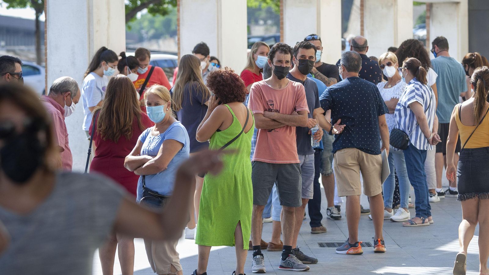 Ciudadanos esperando que les llegase su turno para vacunarse.