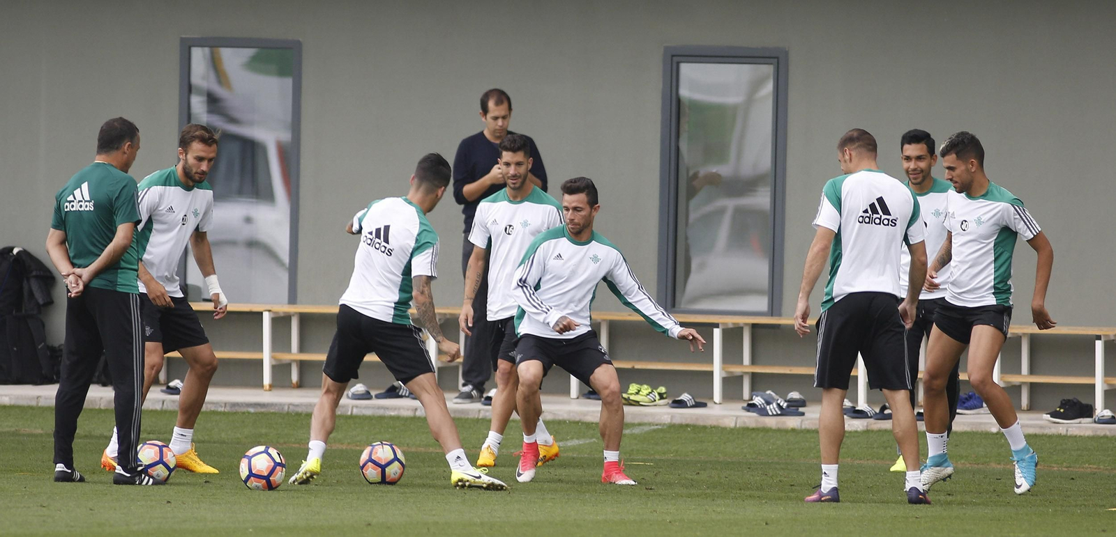 Alexis sigue con atención un ejercicio de los futbolistas durante un entrenamiento.