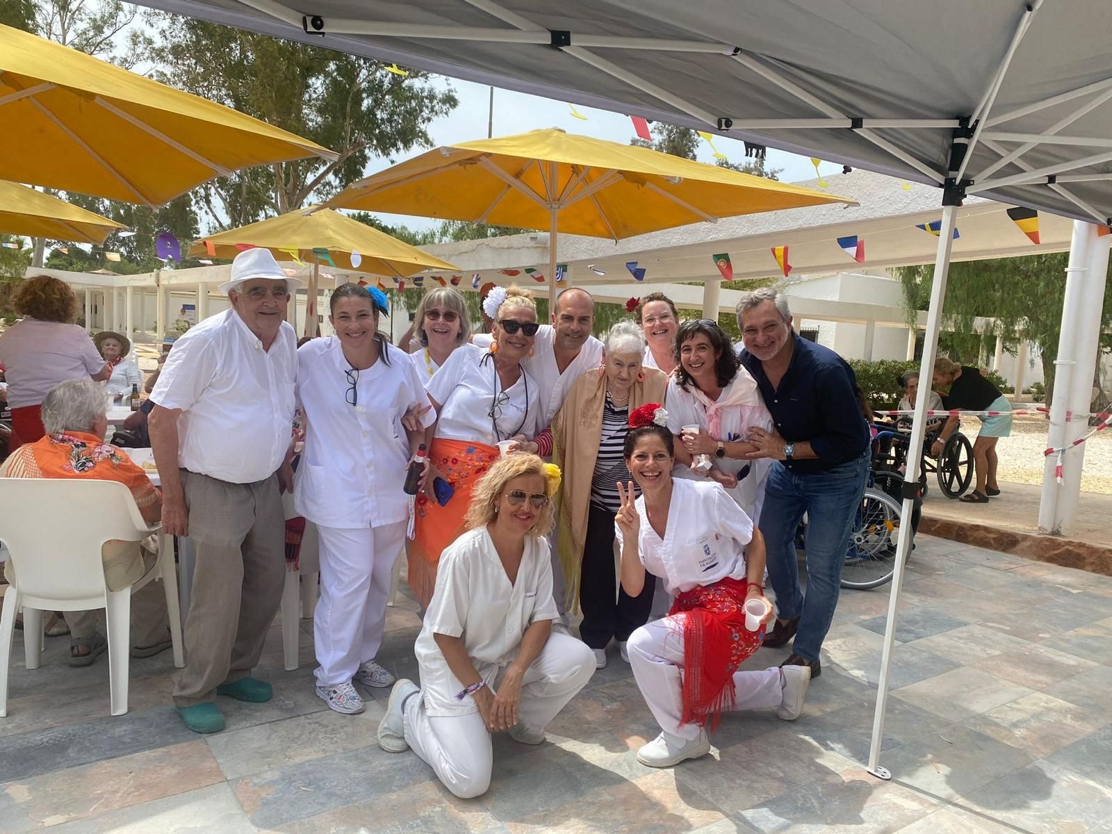 Los usuarios de la Residencia Asistida, en la Feria de Almería.