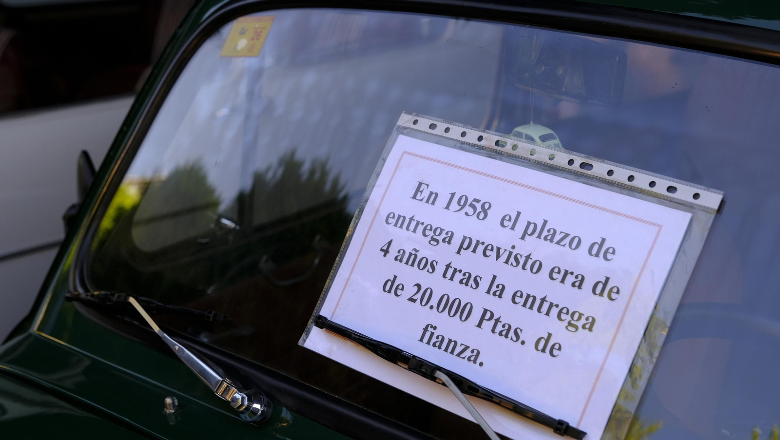 La exposición de Seat 600 y Mini Cooper en la Feria de Almería, en imágenes