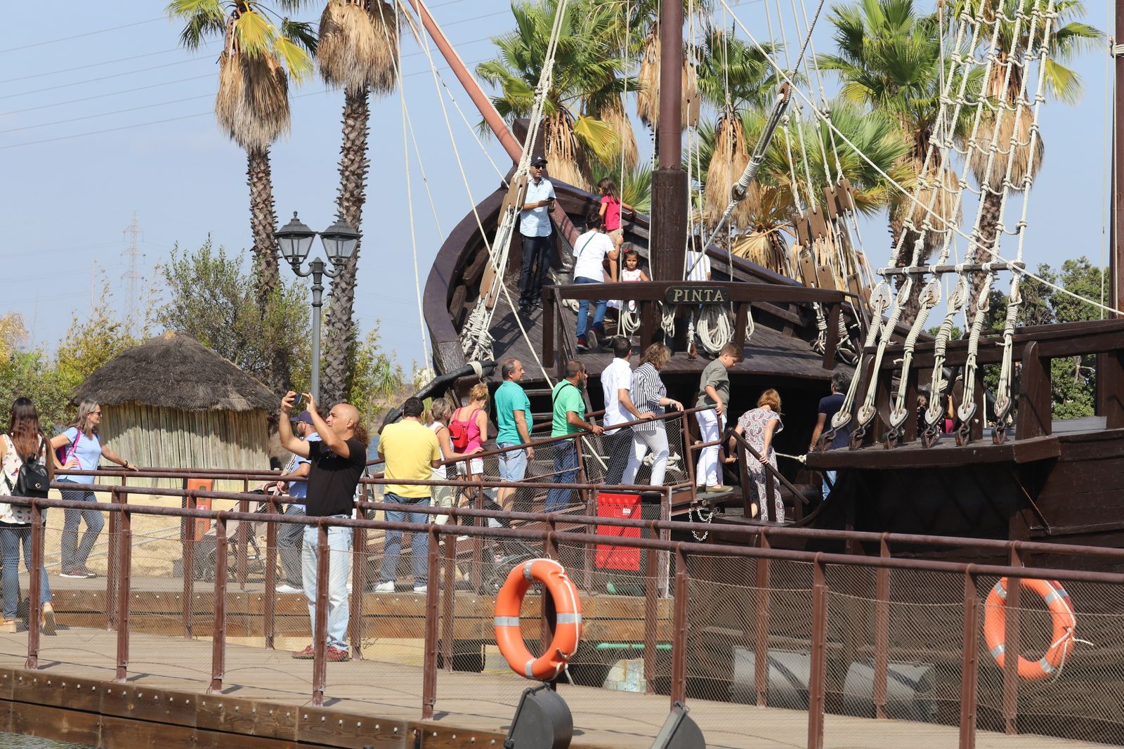 Imágenes de la jornada de puertas abiertas en el Muelle de las Carabelas