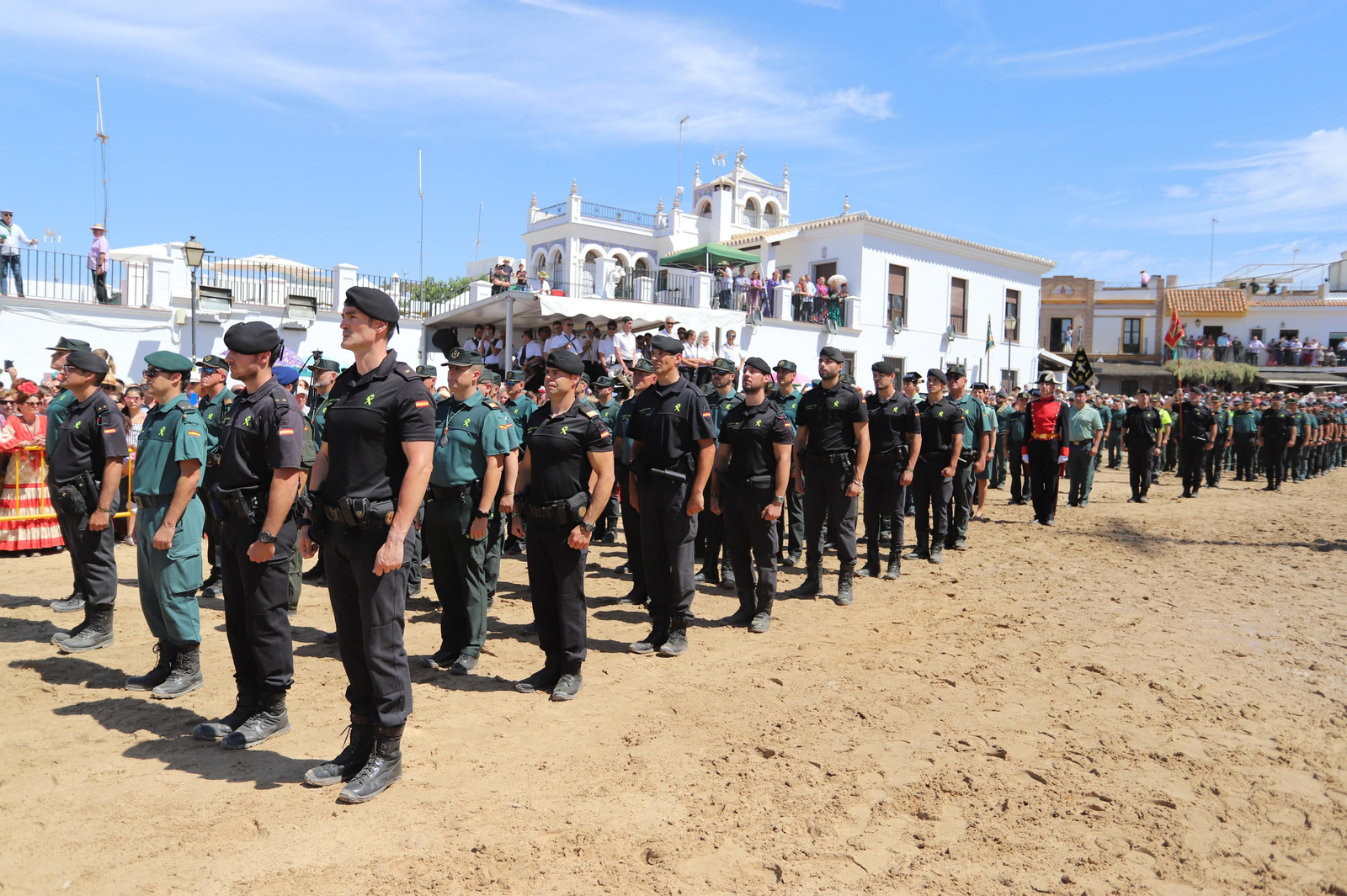 Imágenes del desfile del 175 aniversario de la Guardia Civil en El Rocío