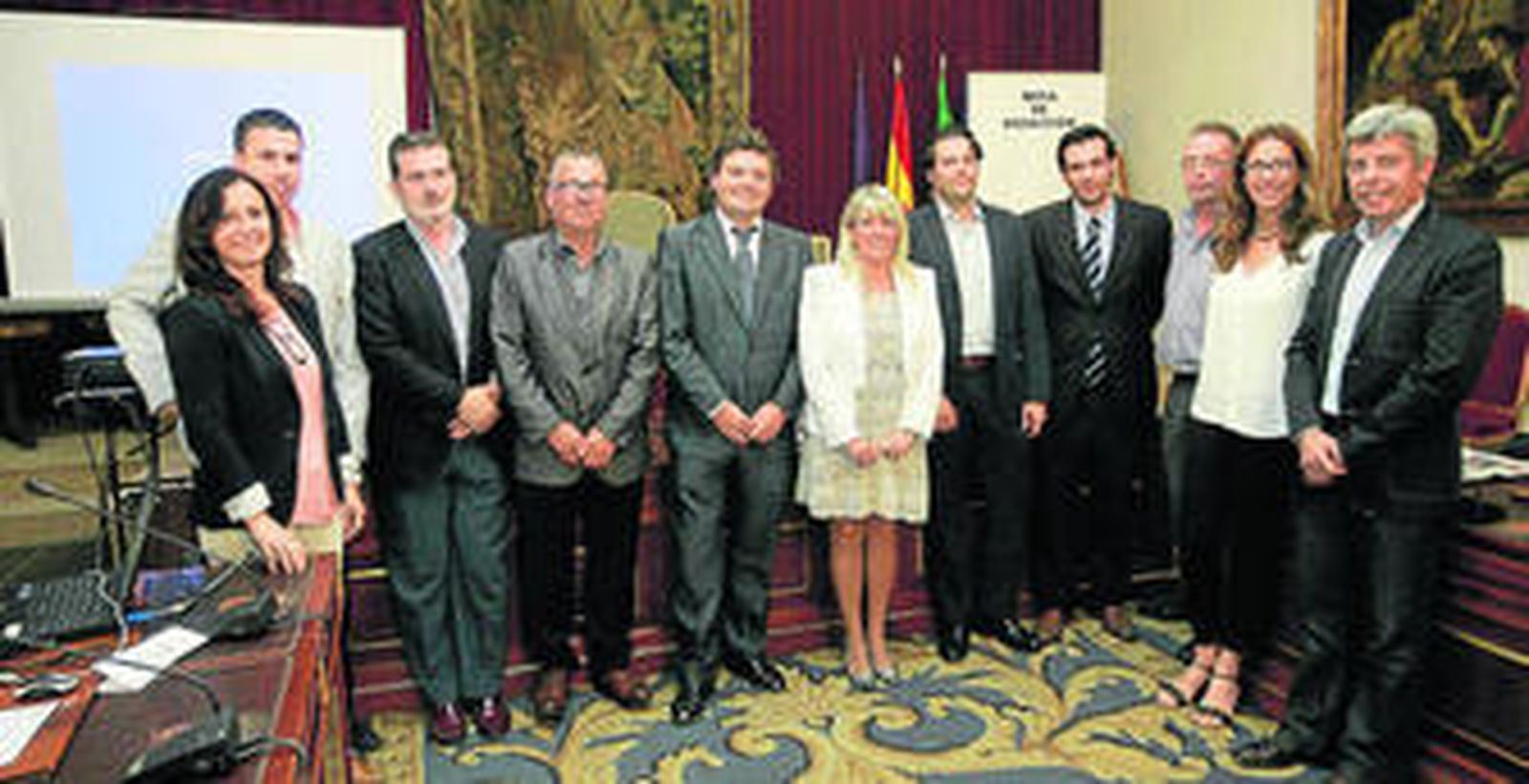 Representantes de las empresas asistentes a la mesa de redacción, junto al director de El Día, Luis Javier Pérez -Bustamante, y la gerente del periódico, Lola Blanco.