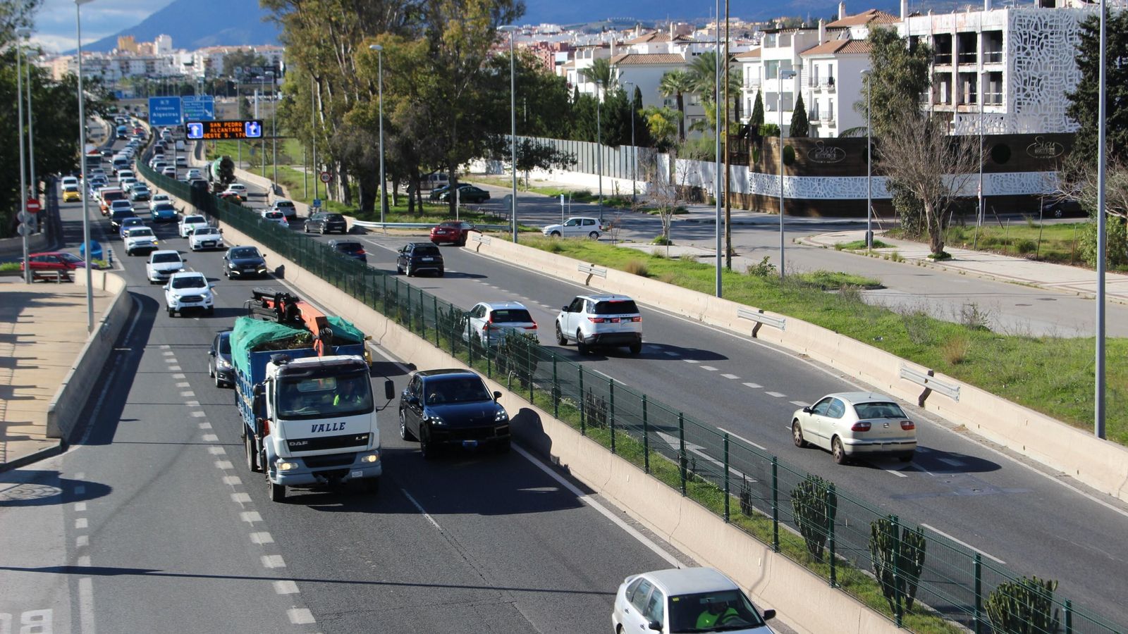 a autovía registra a su paso por San Pedro Alcántara cerca de cien mil vehículos diarios de intensidad media. a autovía registra a su paso por San Pedro Alcántara cerca de cien mil vehículos diarios de intensidad media.