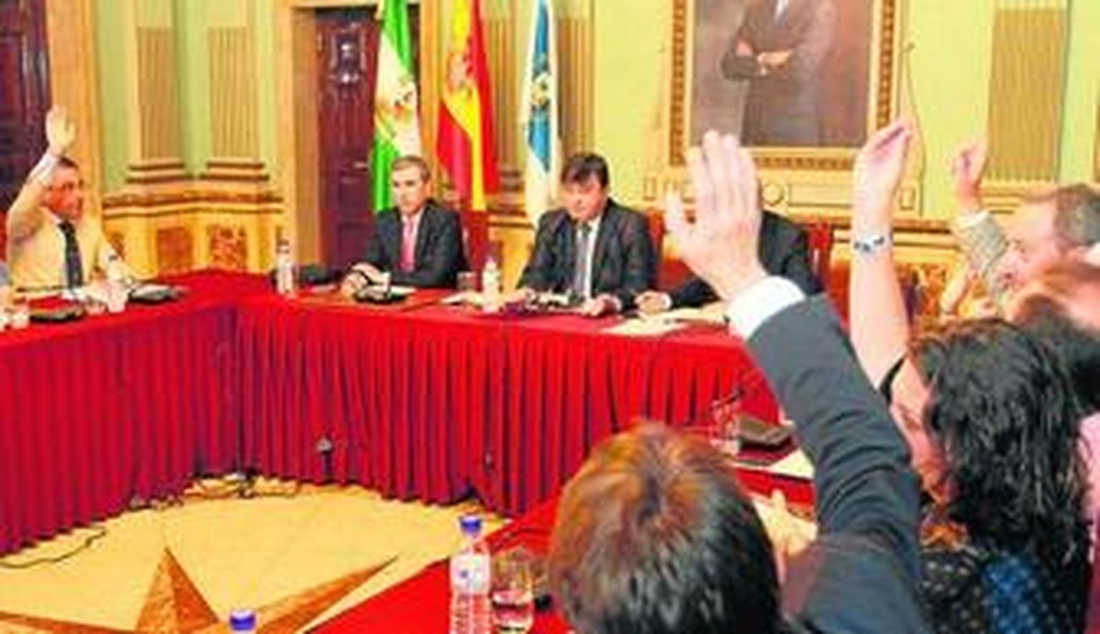 Varios concejales votan en el Pleno en el que se trató la salvación del Recre, el pasado mes de junio.