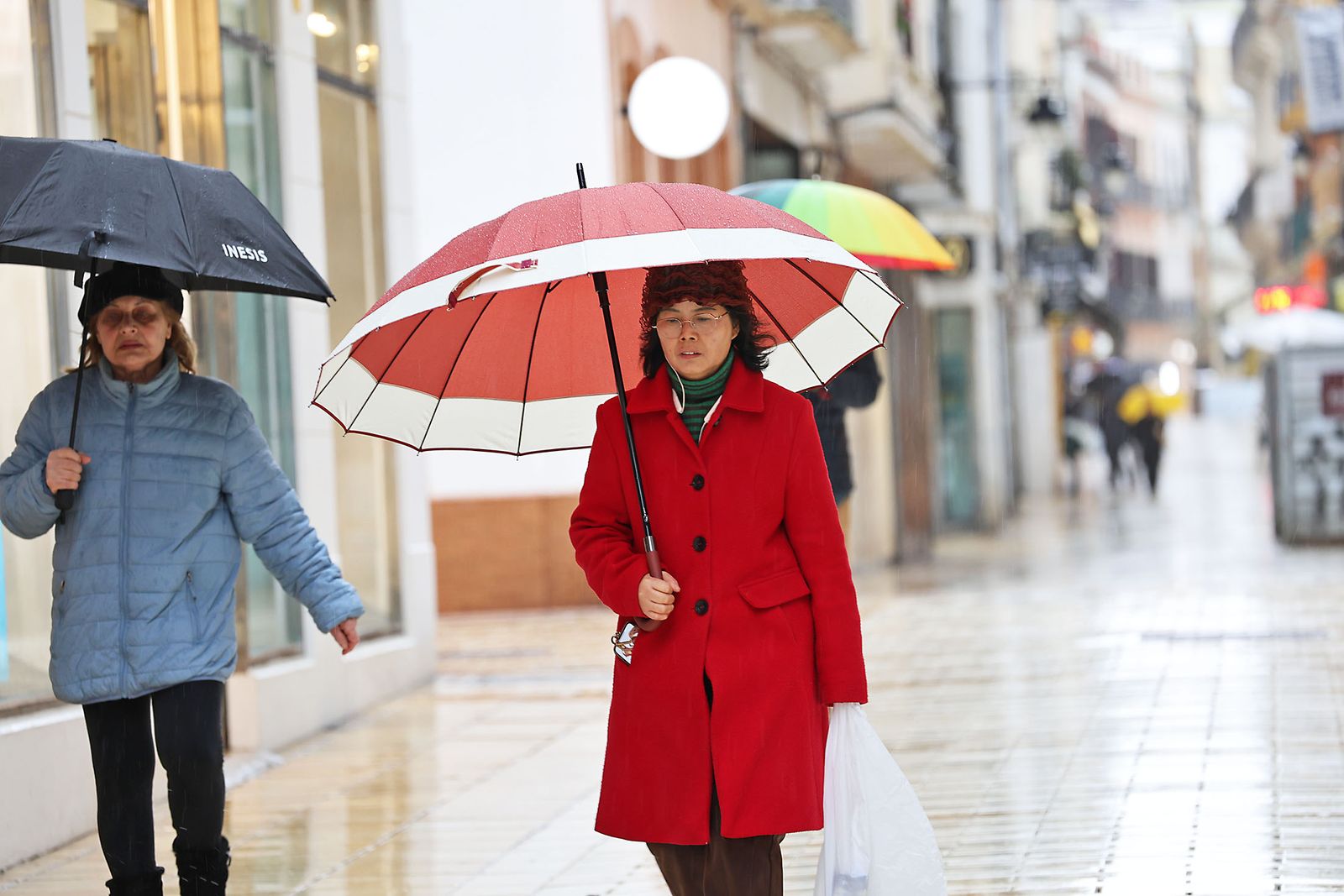 Intensas lluvias y calles desiertas en Huelva por la borrasca Marta