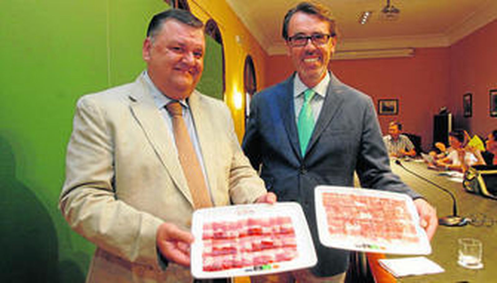 Francisco Zurera y Antonio Jesús Torralbo posan con dos bandejas de jamón de Los Pedroches.