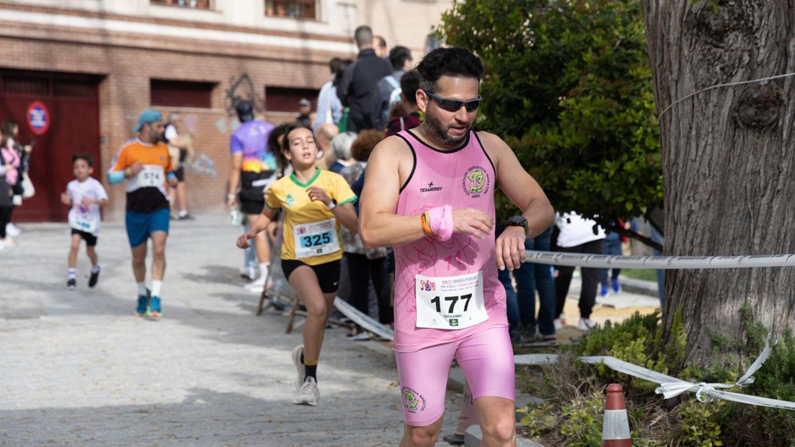 Más de 2.100 participantes corren para promover la salud en Jaén, en imágenes (1)