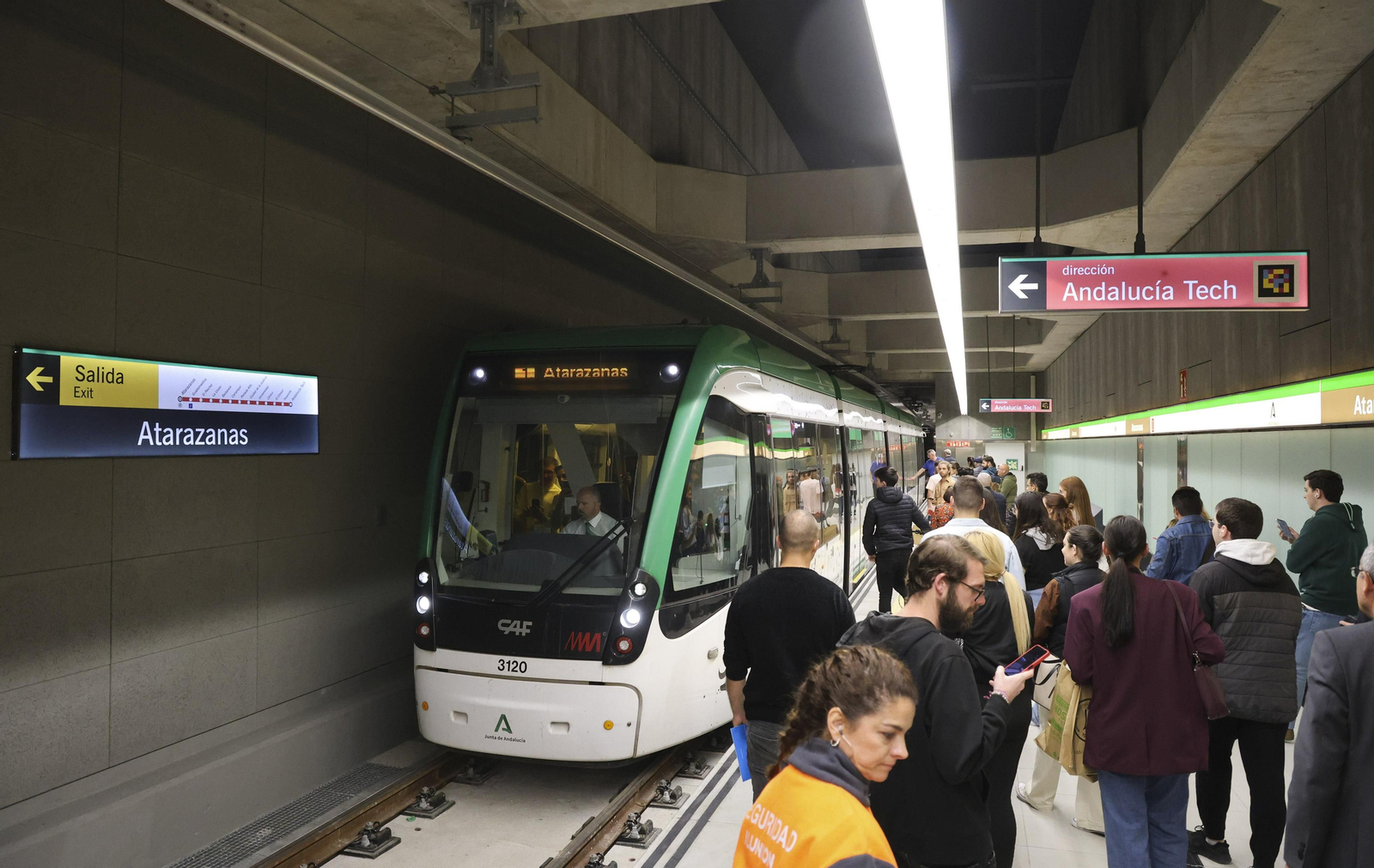 Los primeros trayectos en el Metro de Málaga desde Atarazanas y Guadalmedina, en fotos