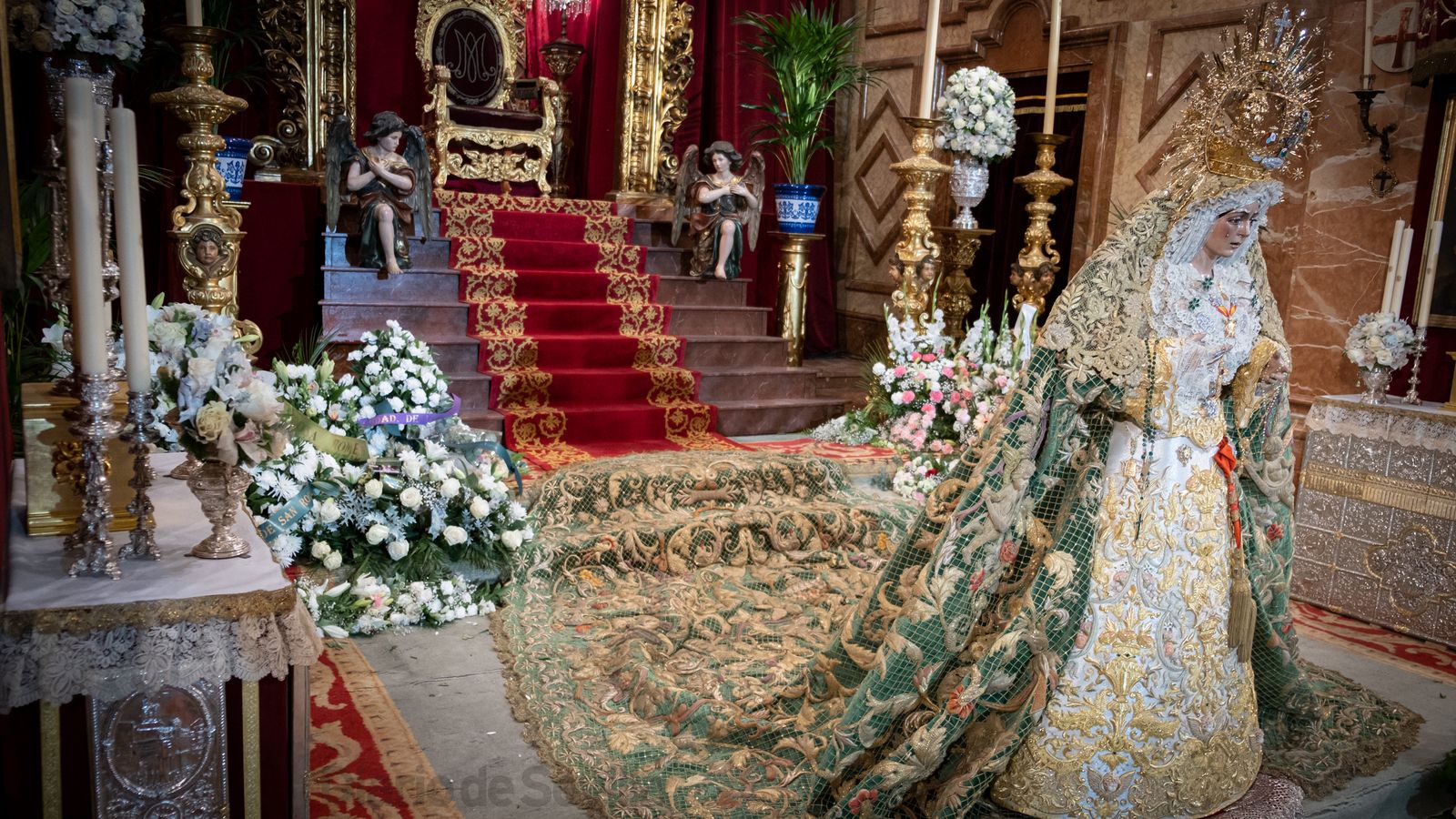 La veneración a la Virgen de la Esperanza Macarena, en imágenes