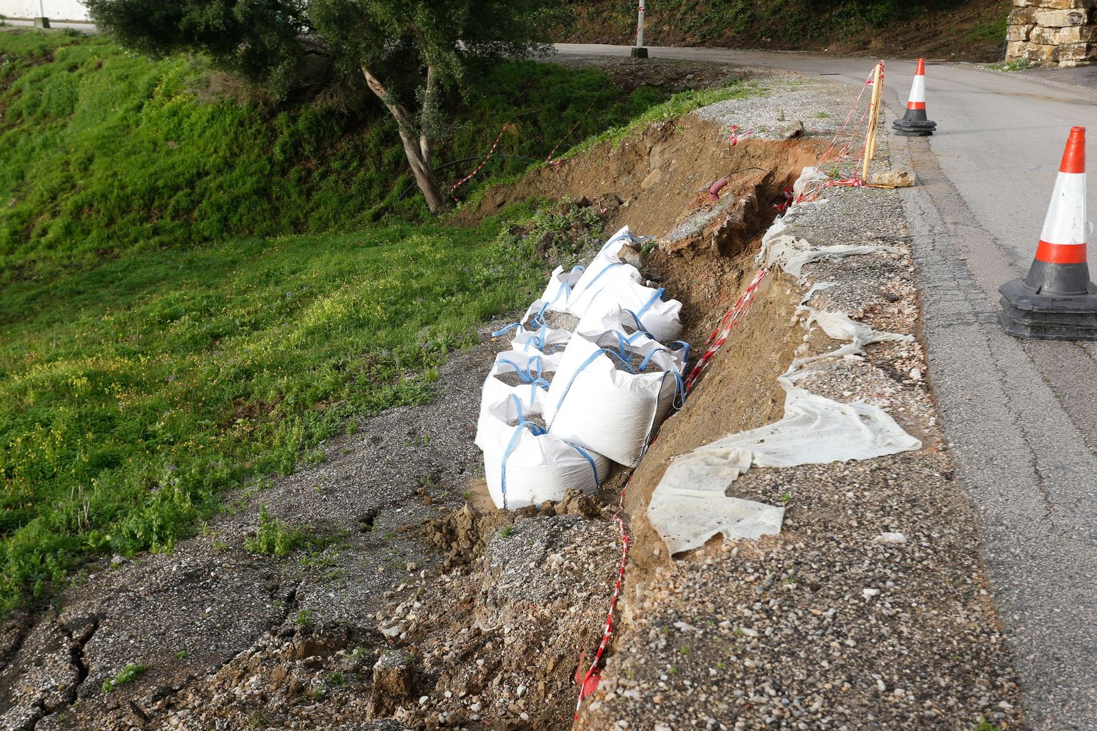 Las fotografías de los desprendimientos en varias calles de la urbanización El Faro, en Algeciras