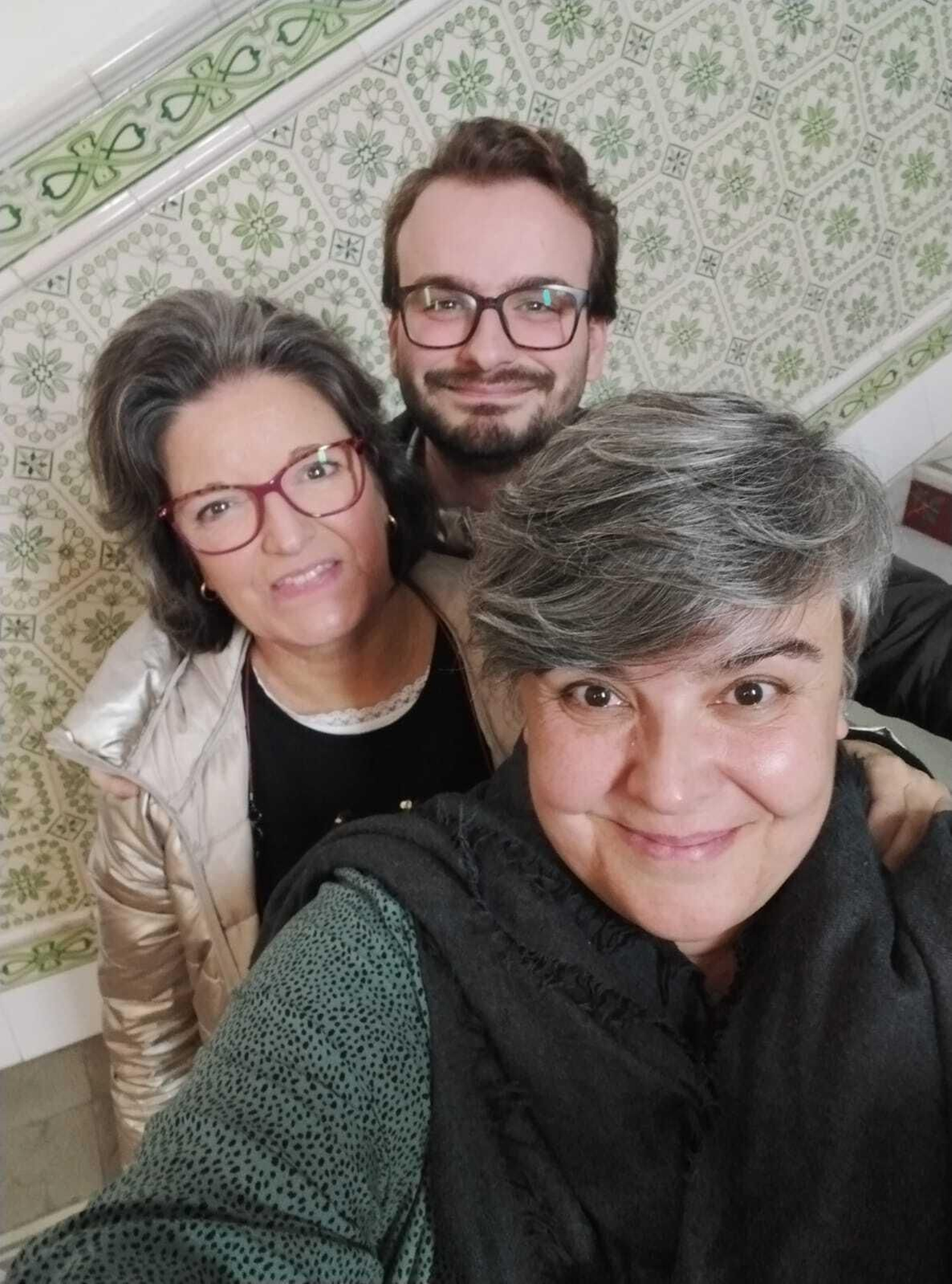 Charo Chía, presidenta de la asociación Triana Puente de Esperanza, Rocío Chía, vicepresidenta, y  Antonio J. Torres Chía, secretario.