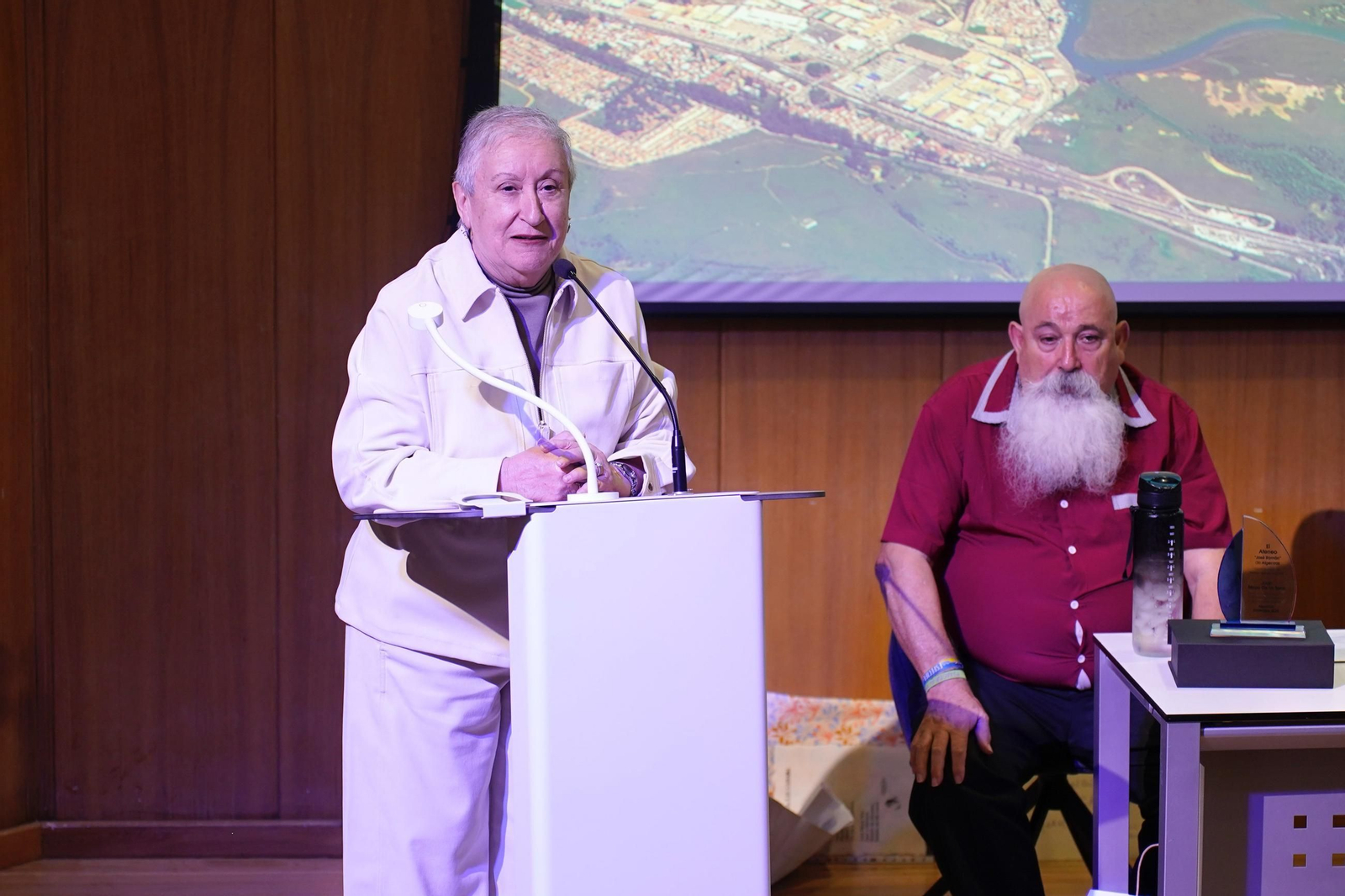 Fotos de la entrega del premio Ateneo José Román de Algeciras 2025 a Juan Moya