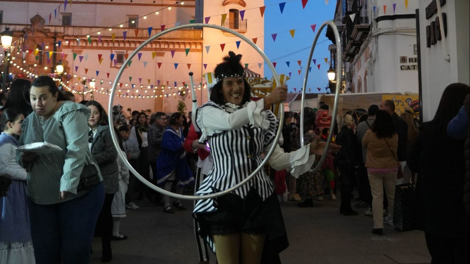 Pasacalles de gigantes y cabezudos.