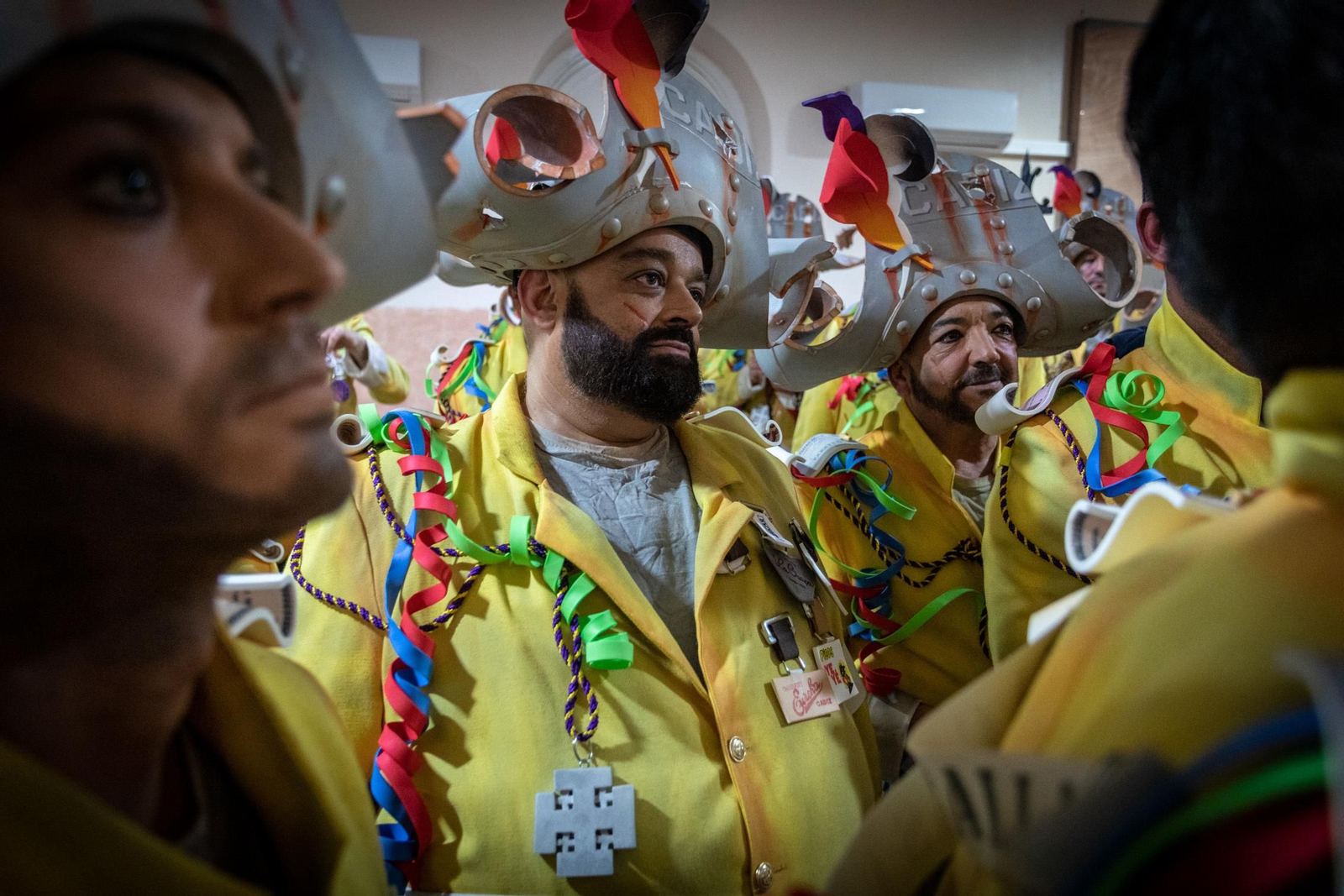 Antonio Pedro Serrano "El Canijo de Carmona"  atento a las indicaciones del coro de Julio Pardo