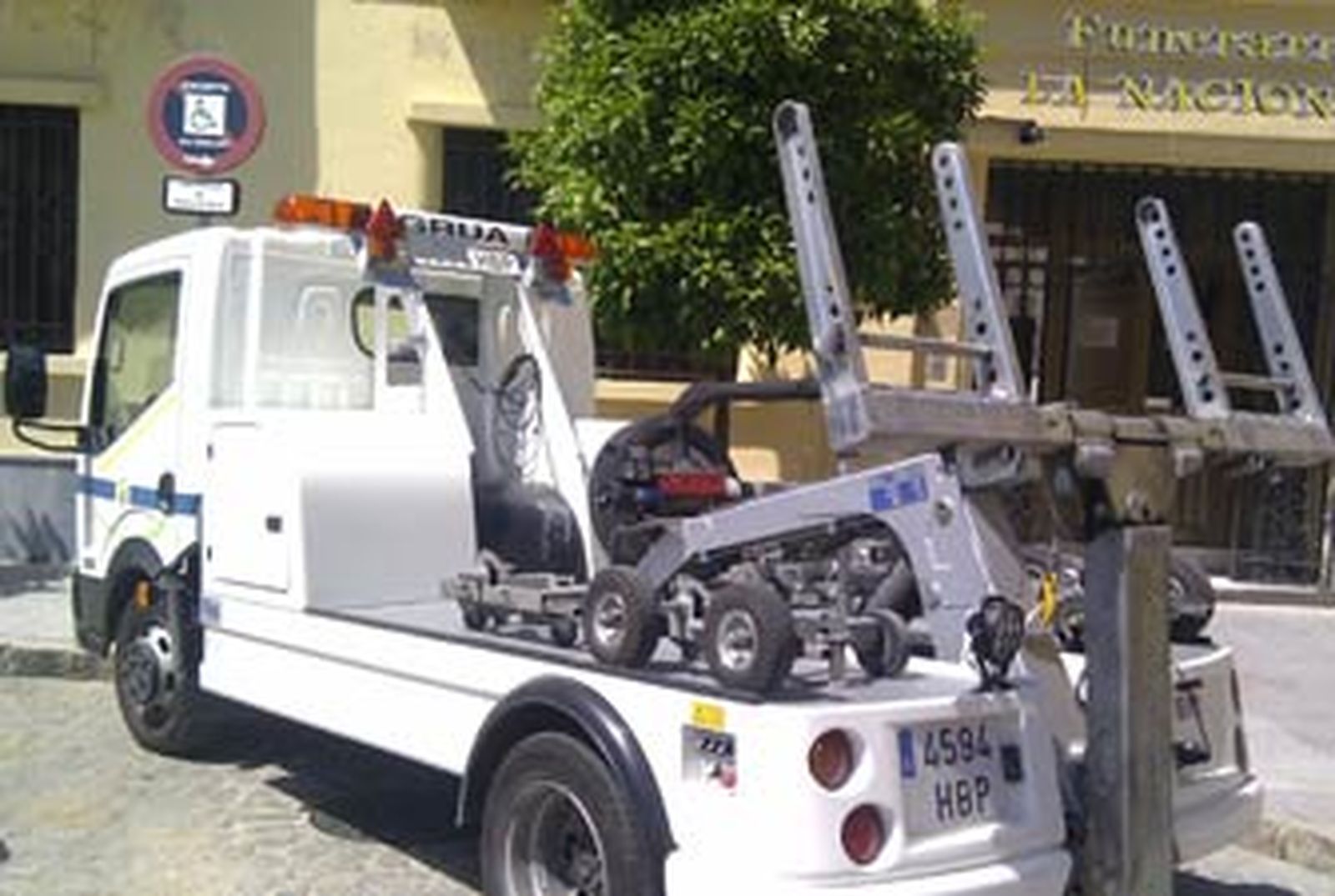 La Policía Nacional denuncia que la grúa municipal retira sus coches