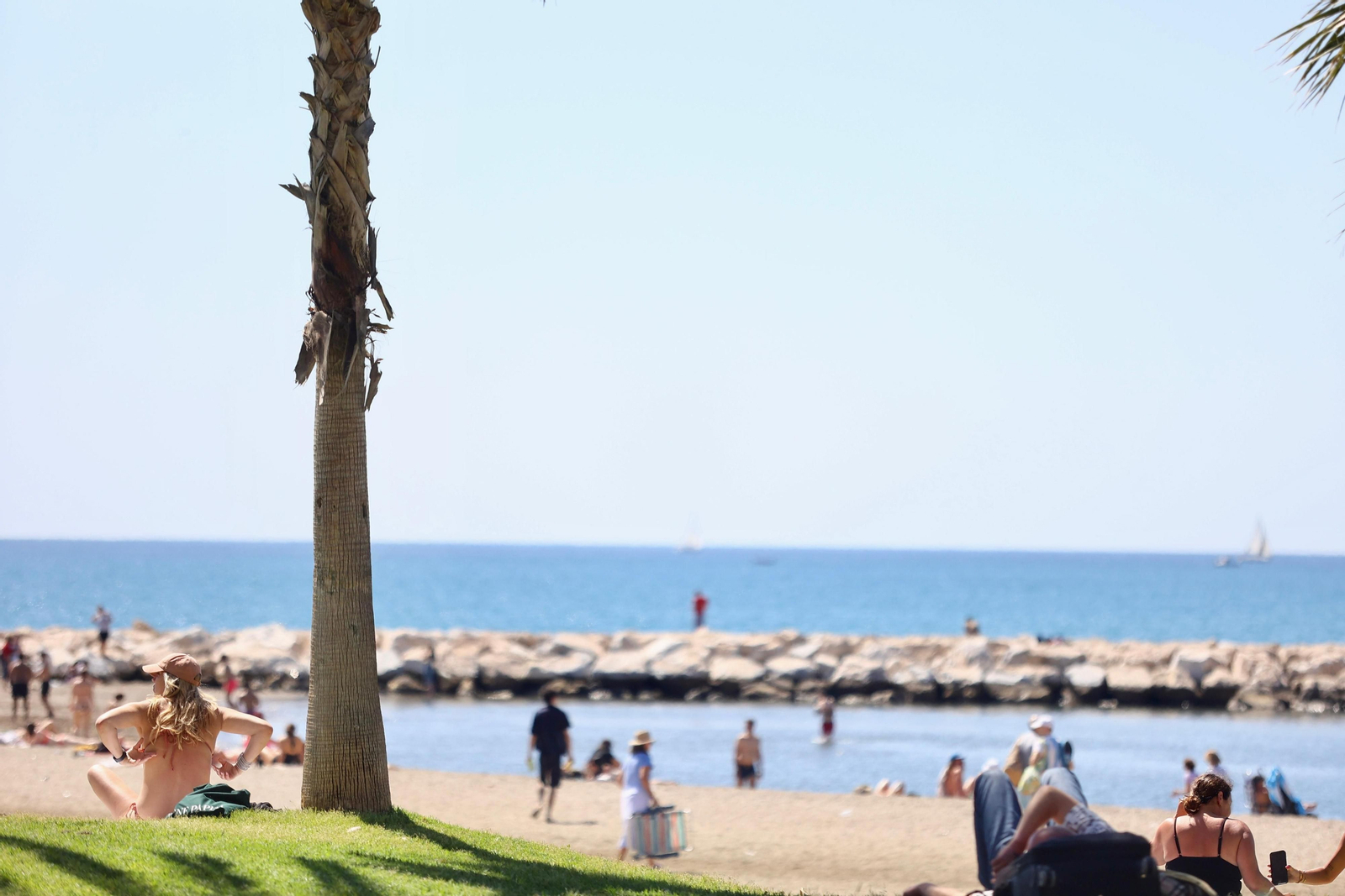Los 'domingueros' llenan las playas para aprovechar el verano adelantado, en fotos