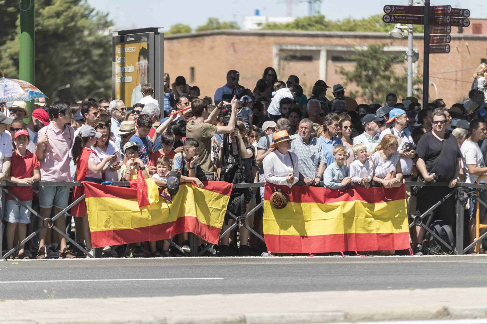Las imágenes del desfile del Día de las Fuerzas Armadas en Sevilla
