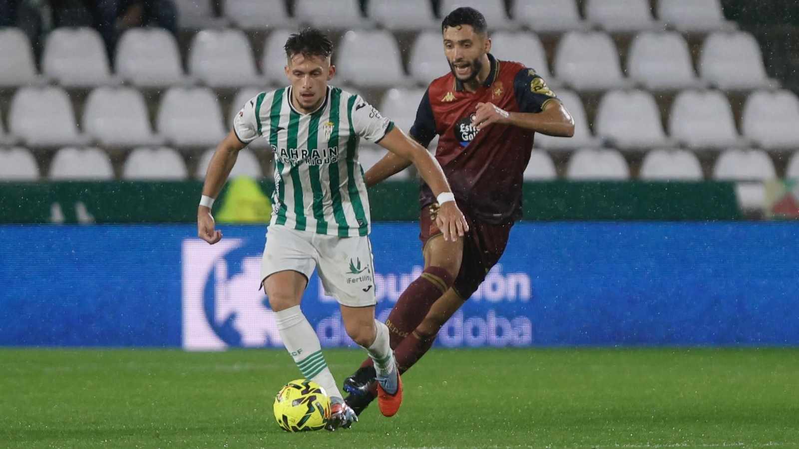 Isma Ruiz controla el balón en presencia de Zaka.