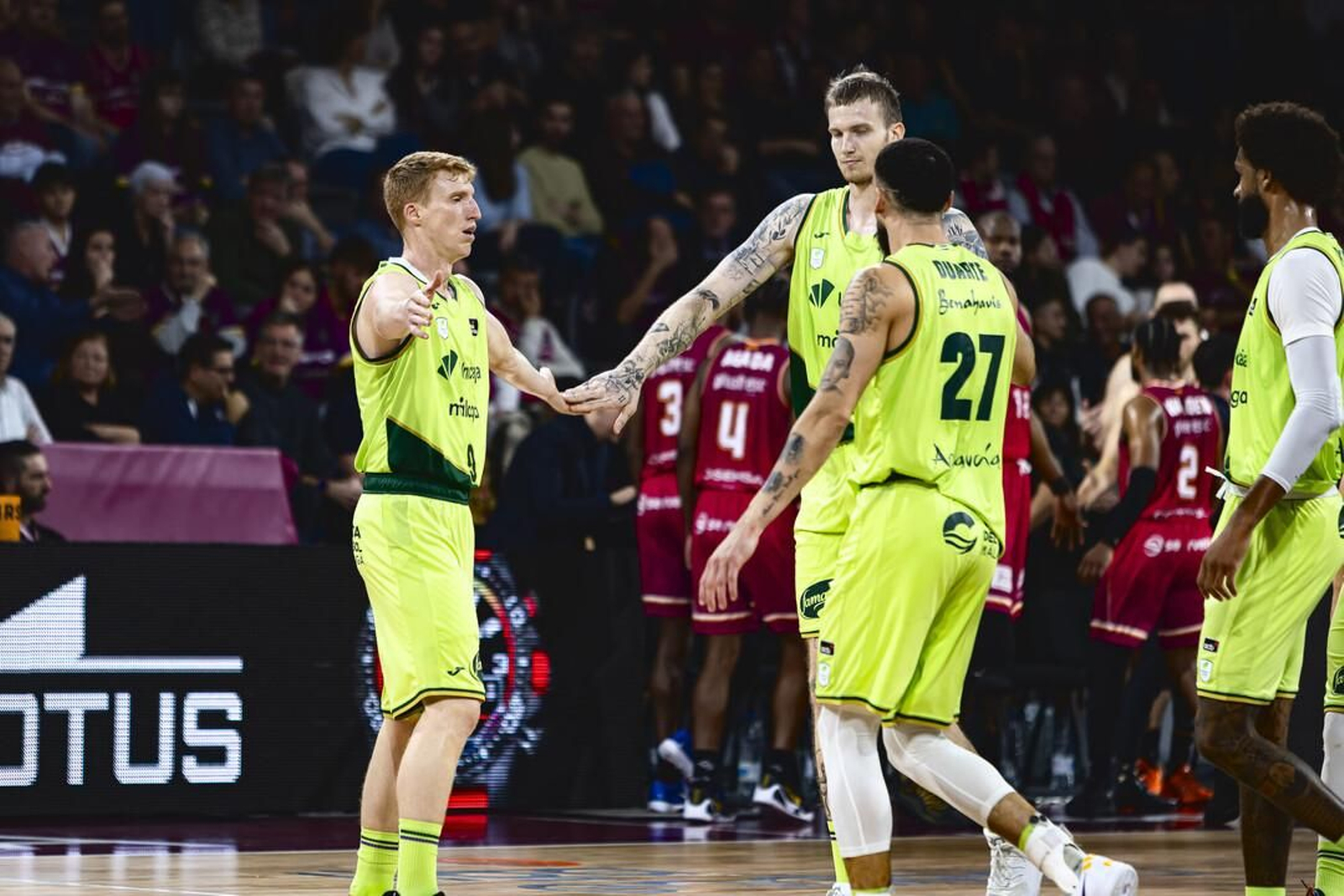 Varios jugadores del Unicaja, en Lleida.
